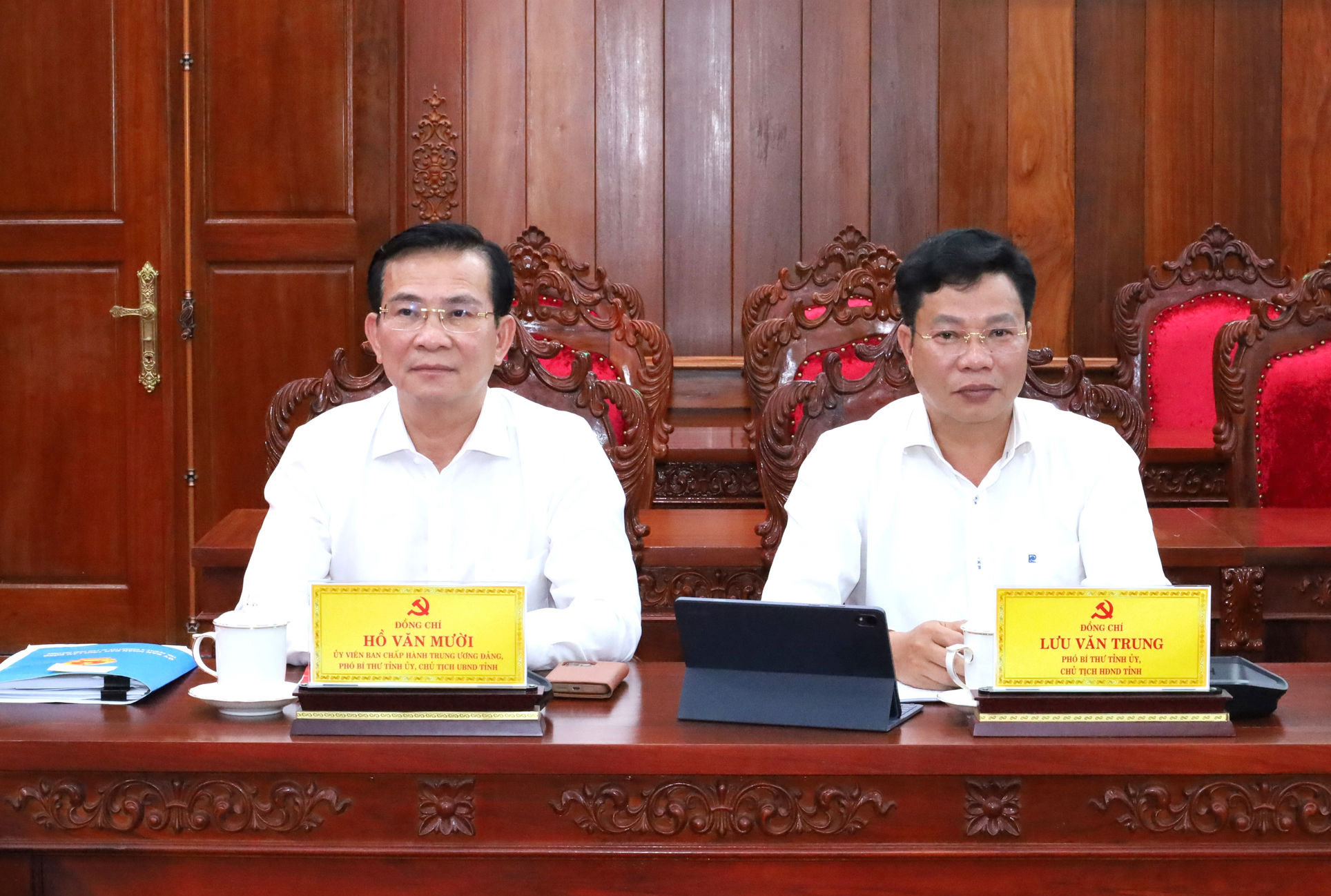 dong-chi-ho-van-muoi-uy-vien-ban-chap-hanh-trung-uong-dang-pho-bi-thu-tinh-uy-chu-tich-ubnd-tinh-dong-chi-luu-van-trung-pho-bi-thu-tinh-uy-chu-tich-hdnd-tinh-d(2).jpg