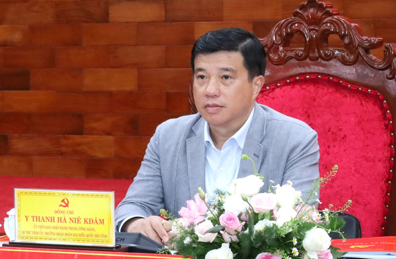 dong-chi-y-thanh-ha-nie-kdam-uy-vien-ban-chap-hanh-trung-uong-dang-bi-thu-tinh-uy-truong-doan-dbqh-tinh-chu-tri-hoi-nghi-tai-diem-cau-lam-dong(1).jpg