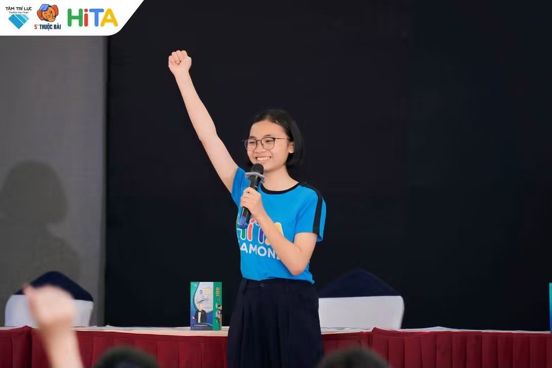 Hồng Mi thực hiện thử thách trước Hội đồng thẩm định.