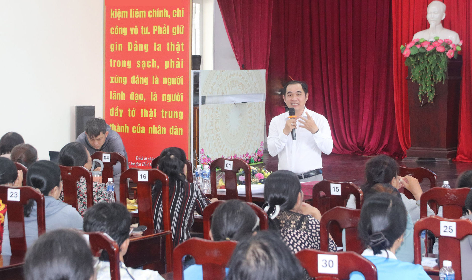 hoi-vien-phu-nu-phuong-phu-thuy-dang-lang-nghe-nhung-kinh-nghiem-kien-thuc-tu-lop-tap-huan-khoi-nghiep-.jpg