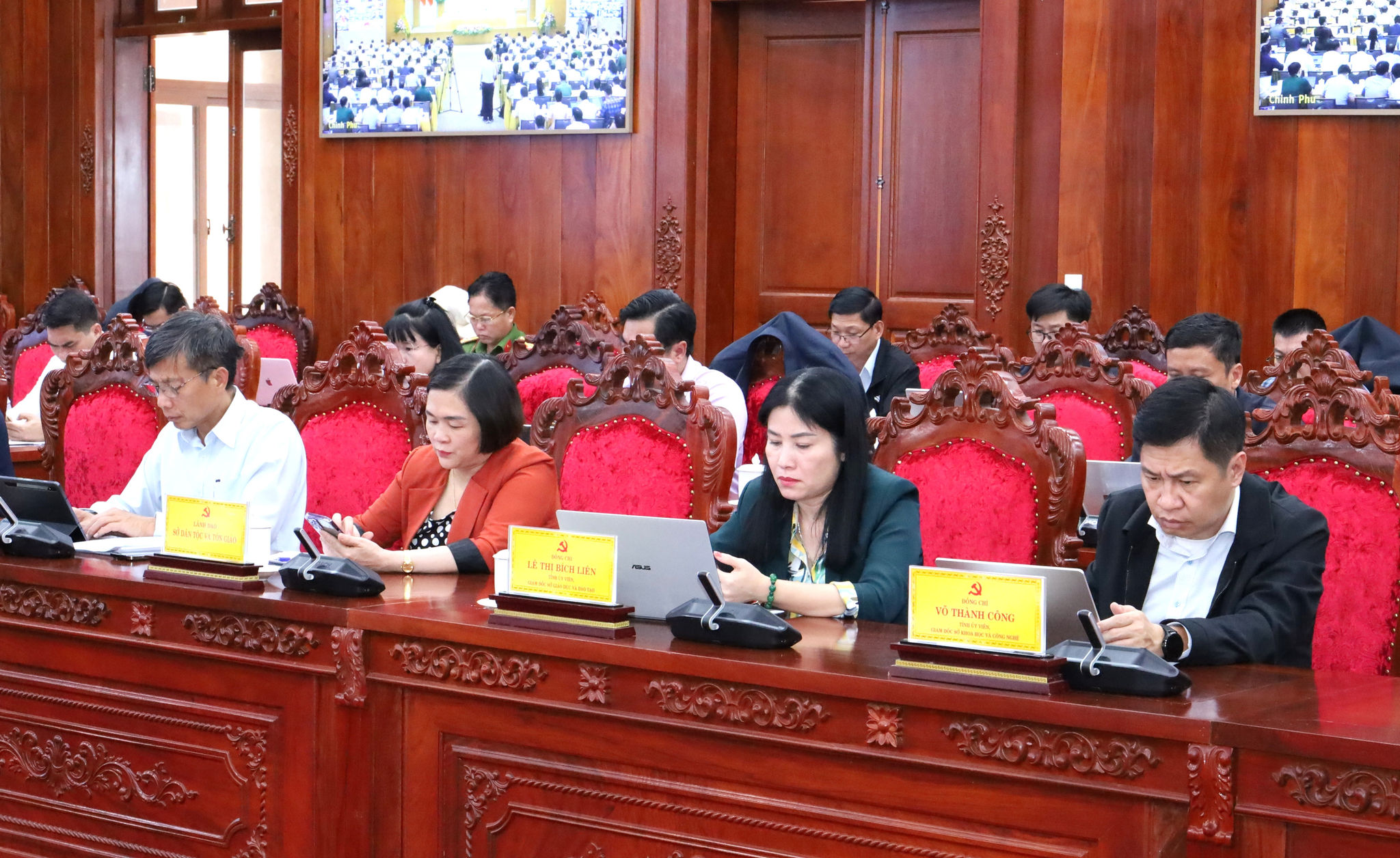 Lãnh đạo các sở, ban, ngành dự hội nghị