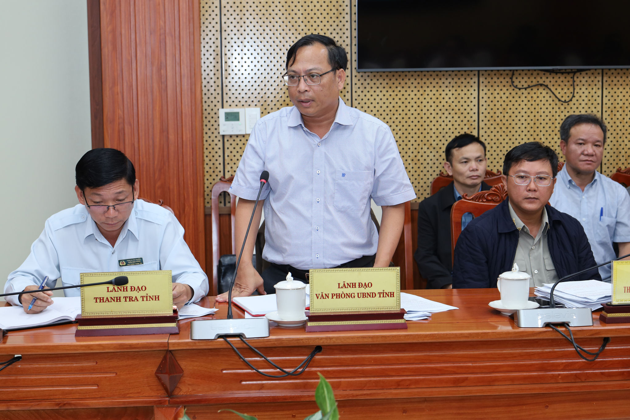 Phó Chánh Văn phòng UBND tỉnh Lâm Đồng Trần Thanh Toàn báo cáo vụ việc thuộc thẩm quyền tại buổi tiếp công dân