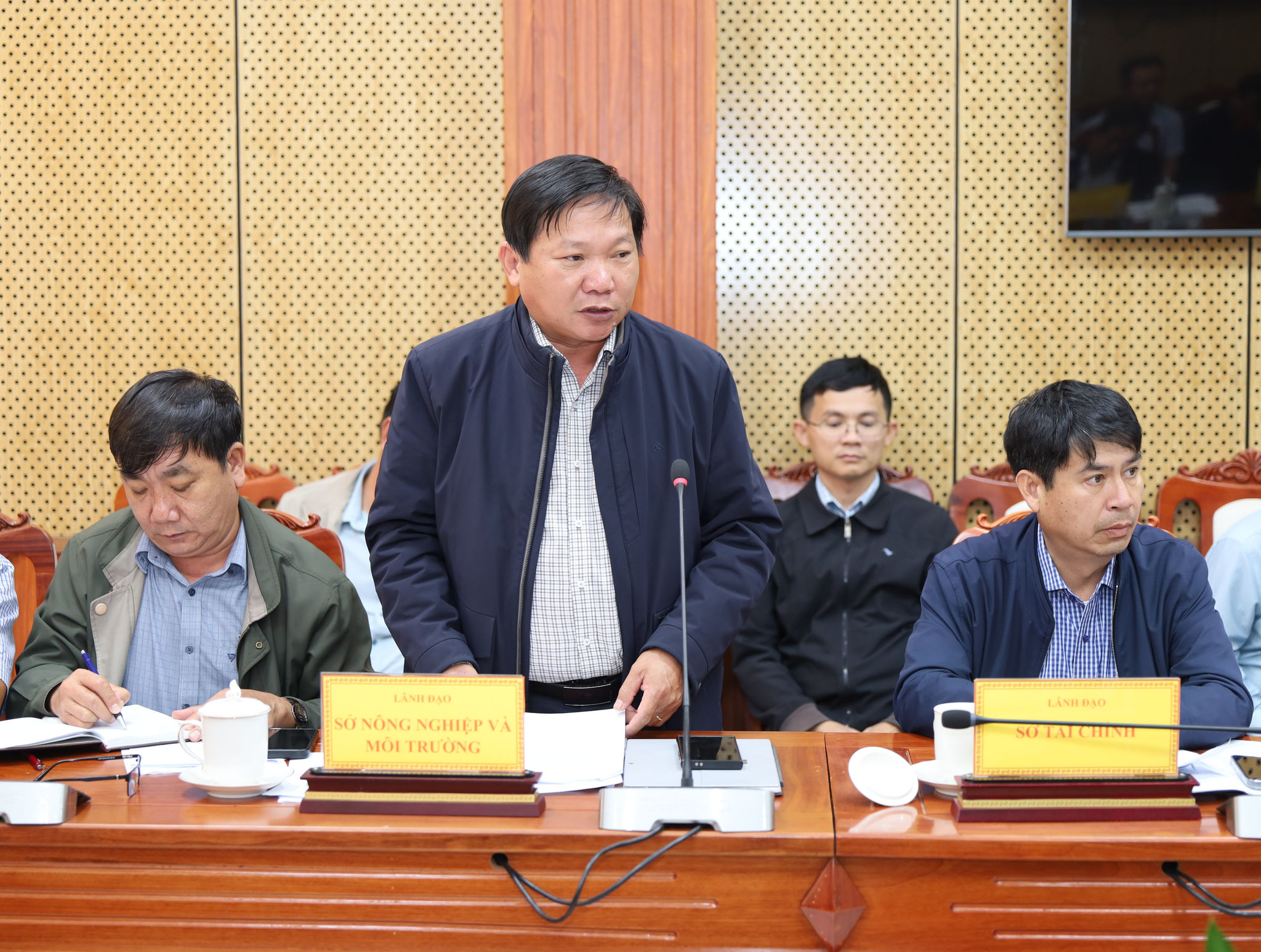 Phó Giám đốc Sở Nông nghiệp và Môi trường tỉnh Lâm Đồng Huỳnh Duy Khôi báo cáo vụ việc thuộc thẩm quyền tại buổi tiếp công dân