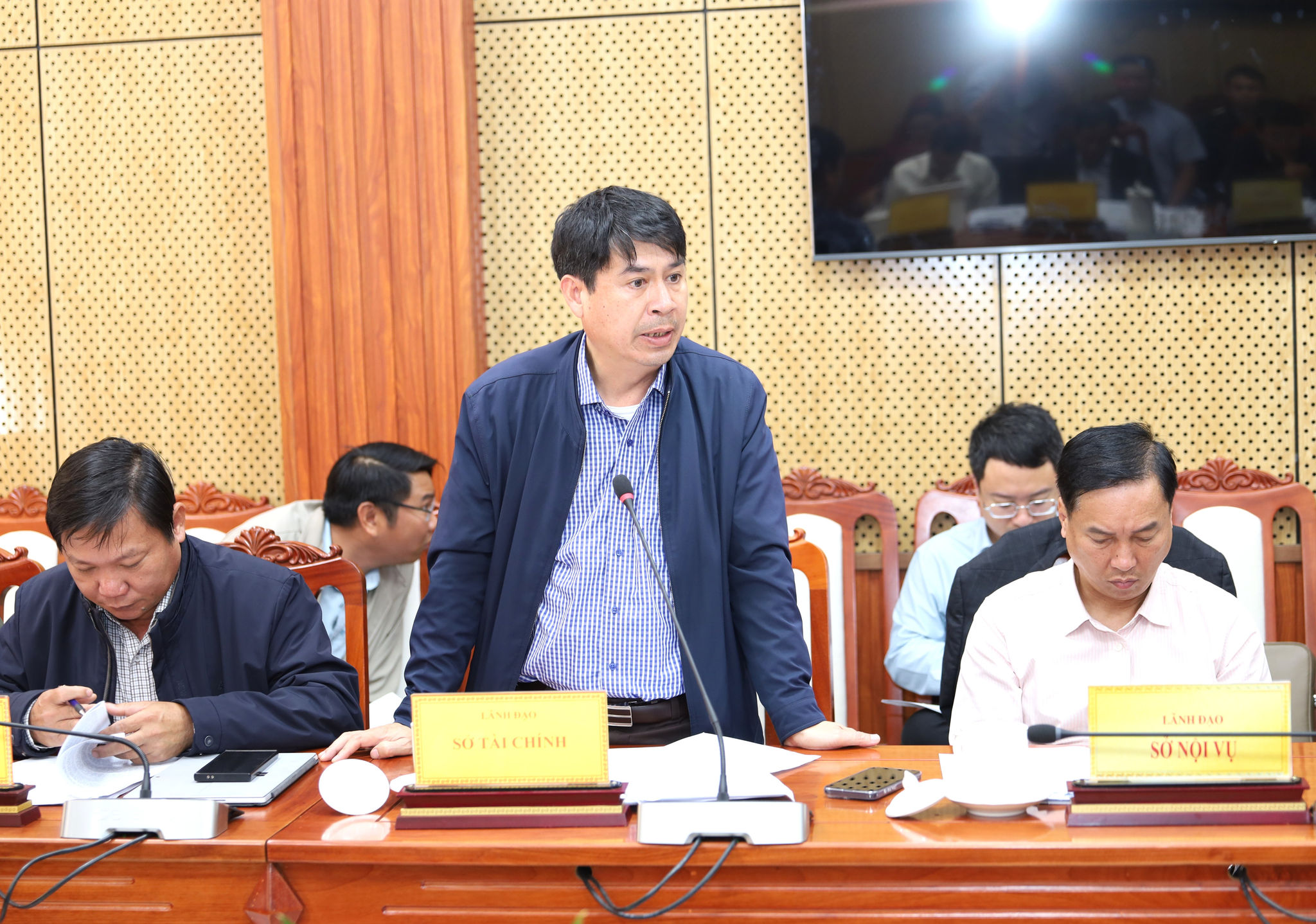 Phó Giám đốc Sở Tài Chính tỉnh Lâm Đồng Lê Bình Minh báo cáo vụ việc thuộc thẩm quyền tại buổi tiếp công dân