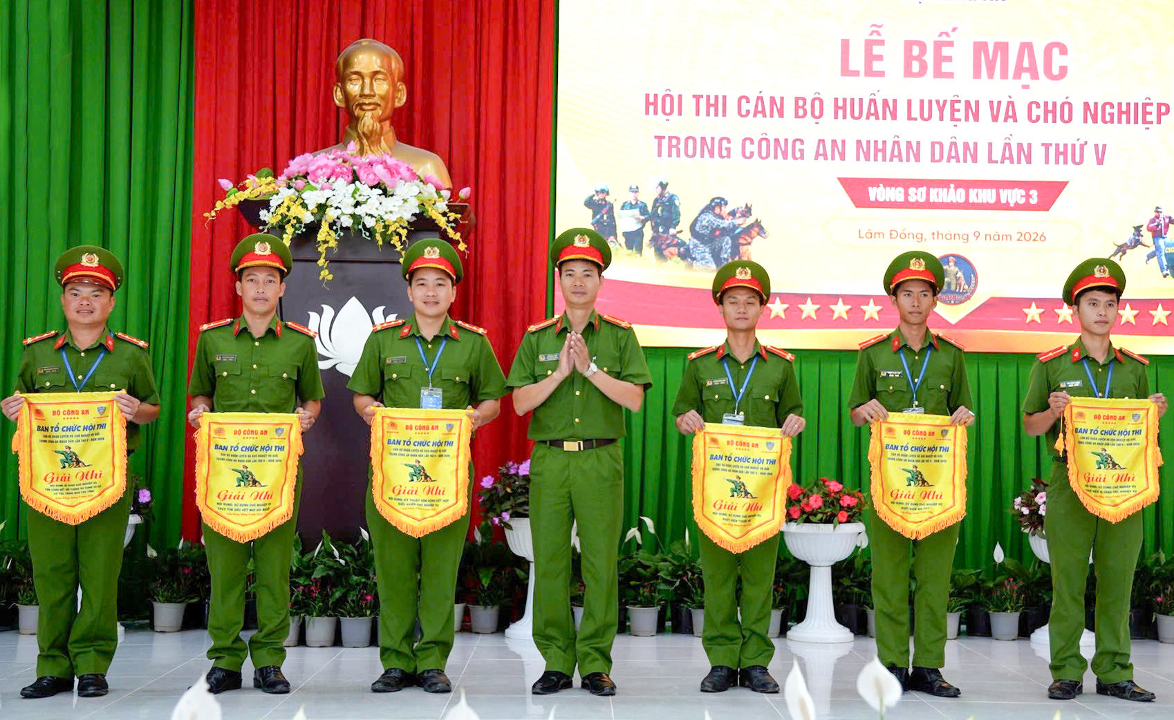 tc-trao-cac-giai-nhi-cho-cac-chien-si(1).jpg