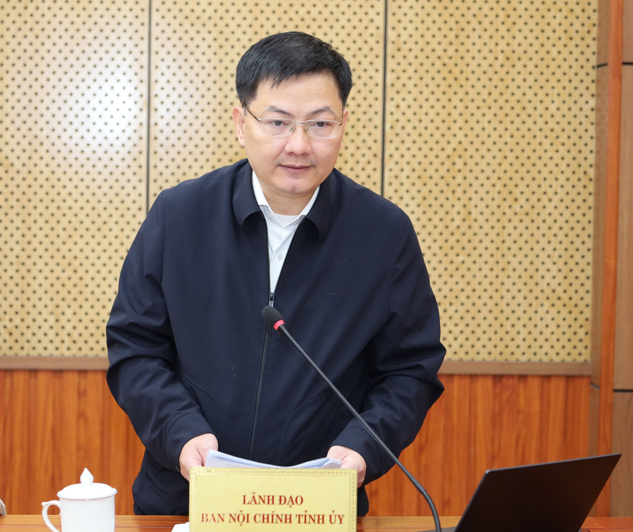 Tỉnh ủy viên, Phó trưởng Ban Nội chính Tỉnh ủy Lâm Đồng Phan Thế Hanh báo cáo rà soát các nội dung liên quan tại buổi tiếp