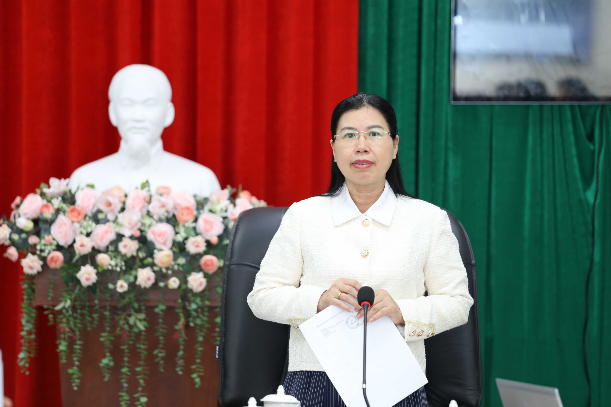Đồng chí Phan Thị Thanh Mai, Phó Trưởng Ban Tuyên giáo và Dân vận Tỉnh ủy Lâm Đồng phát biểu kết luận hội nghị