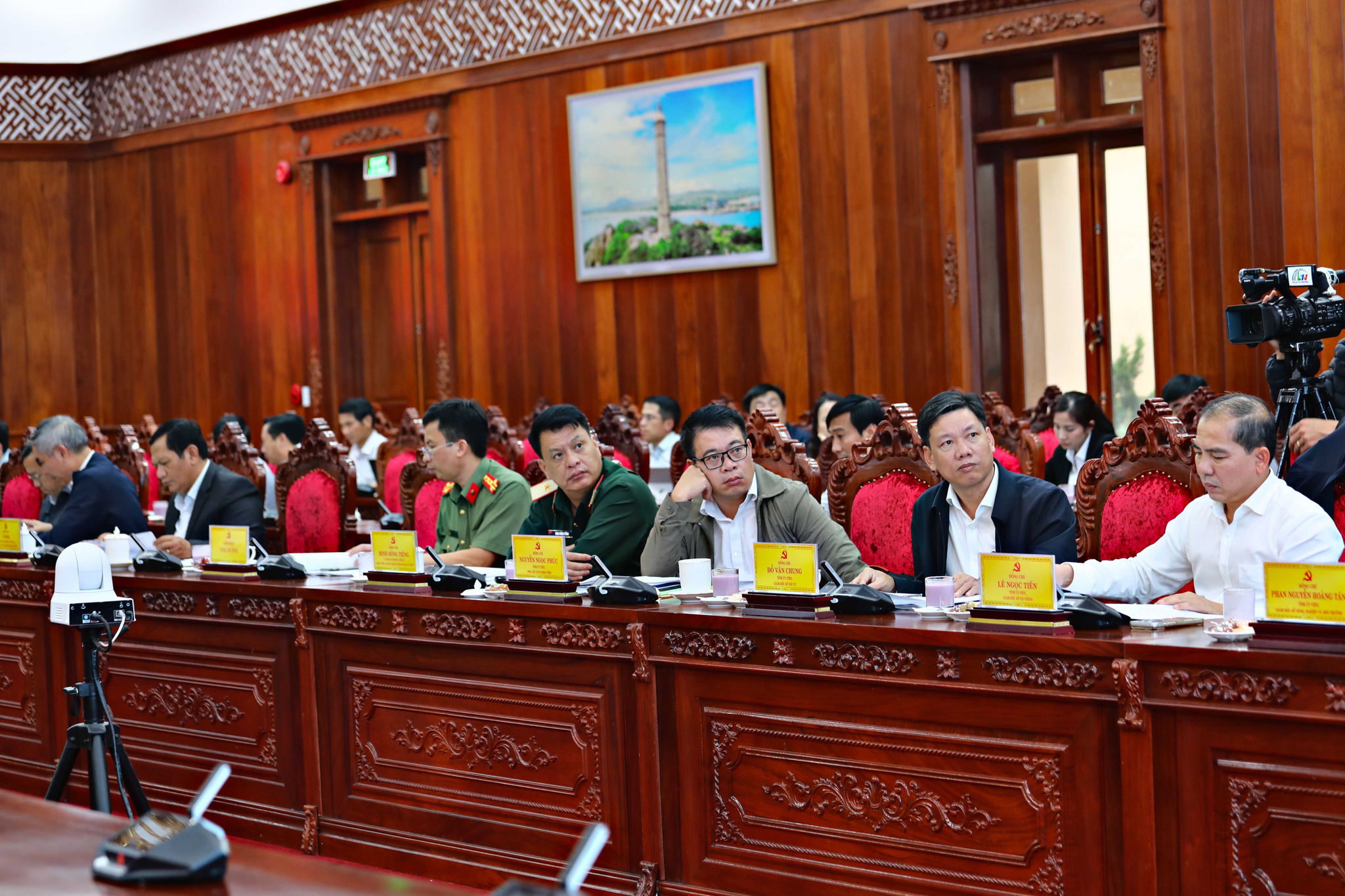 Lãnh đạo UBND tỉnh, các sở, ngành tham dự hội nghị