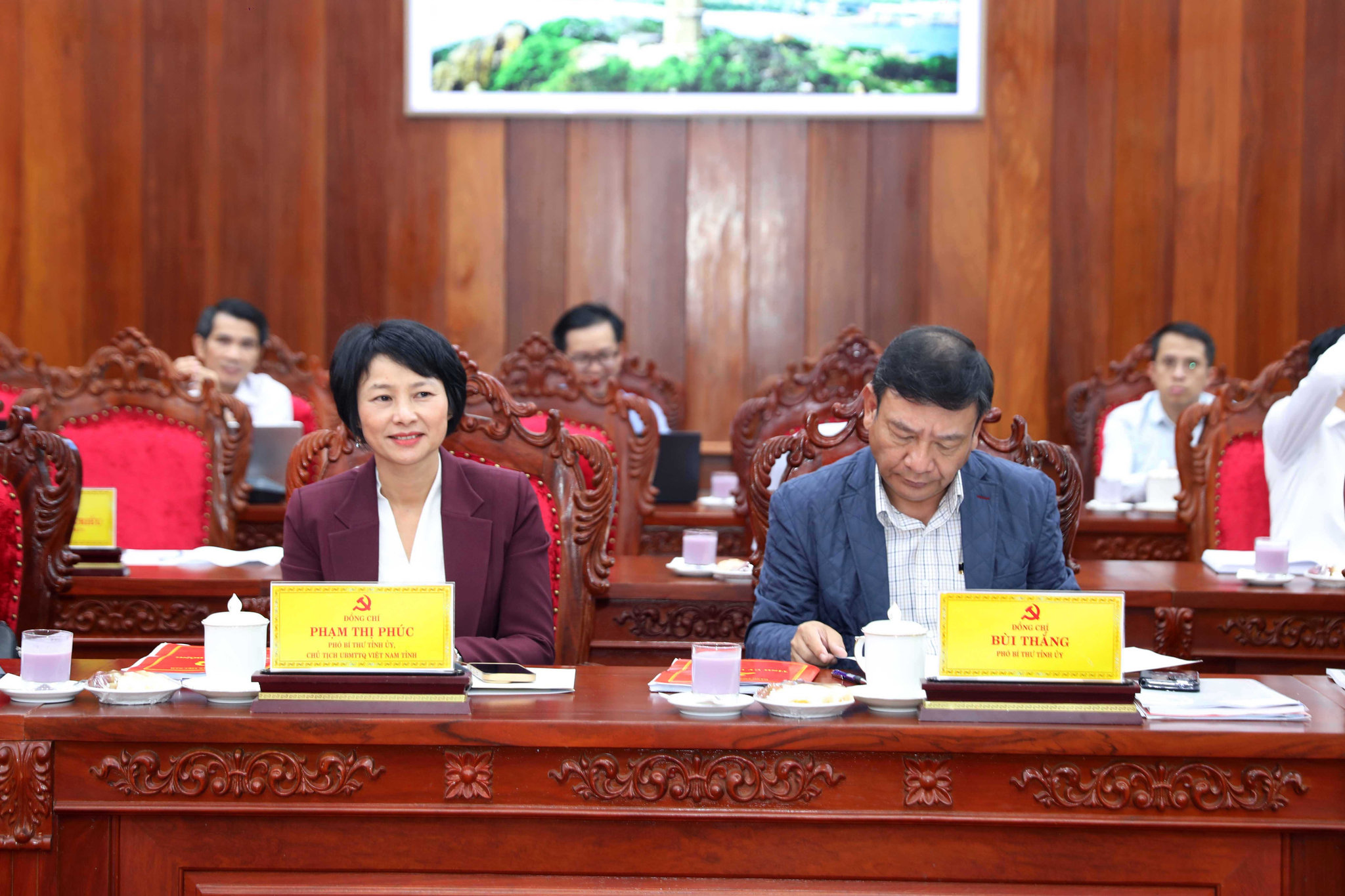 Đồng chí Phạm Thị Phúc, Phó Bí thư Tỉnh ủy, Chủ tịch Ủy ban MTTQ Việt Nam tỉnh Lâm Đồng (bên trái) và đồng chí Bùi Thắng, Phó Bí thư Tỉnh uỷ tham dự hội nghị