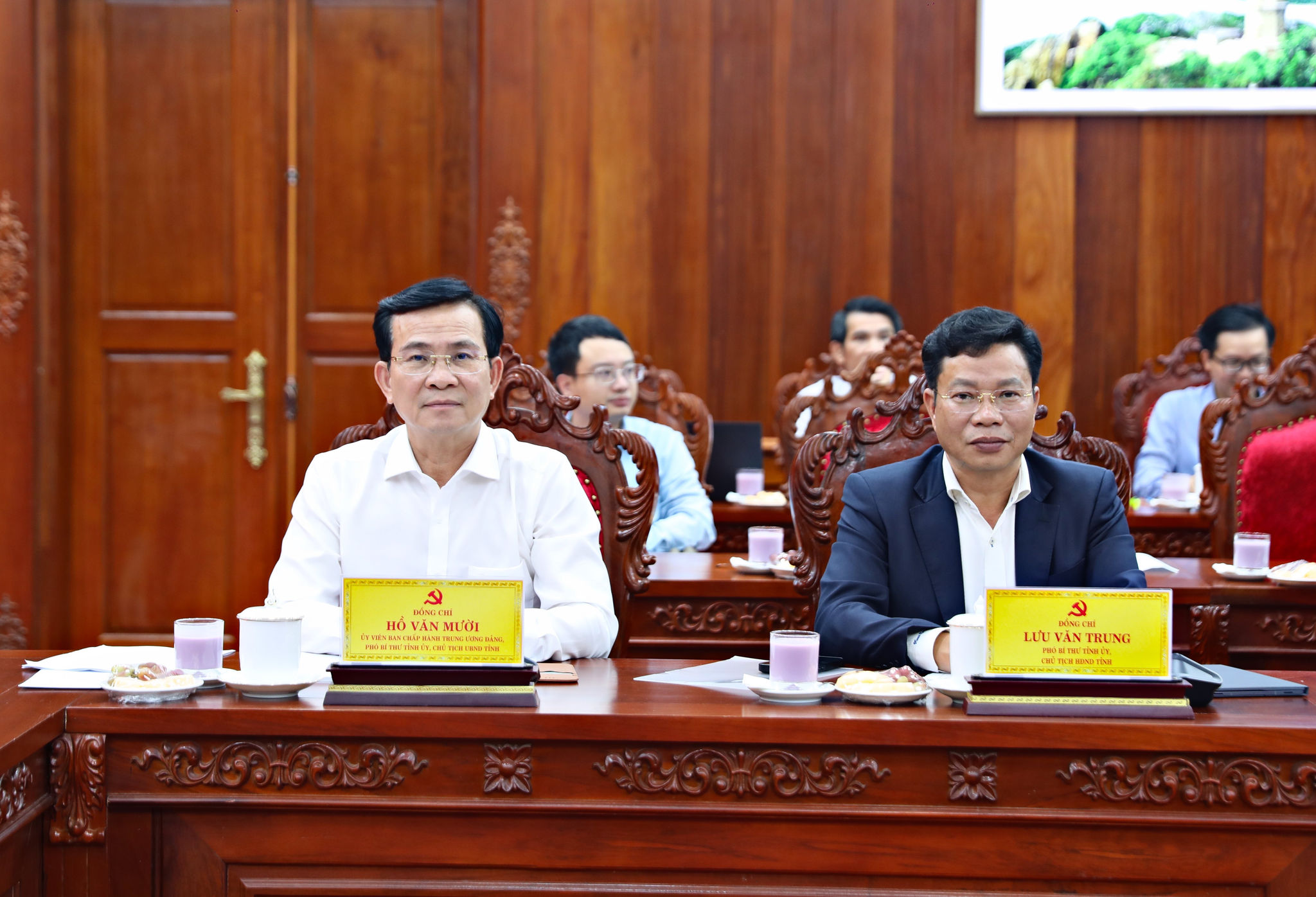 Đồng chí Hồ Văn Mười, Ủy viên Ban Chấp hành Trung ương Đảng, Phó Bí thư Tỉnh ủy, Chủ tịch Ủy ban Nhân dân tỉnh Lâm Đồng (bên trái) và đồng chí Lưu Văn Trung, Phó Bí thư Tỉnh ủy, Chủ tịch HĐND tỉnh (bên phải) tham dự hội nghị