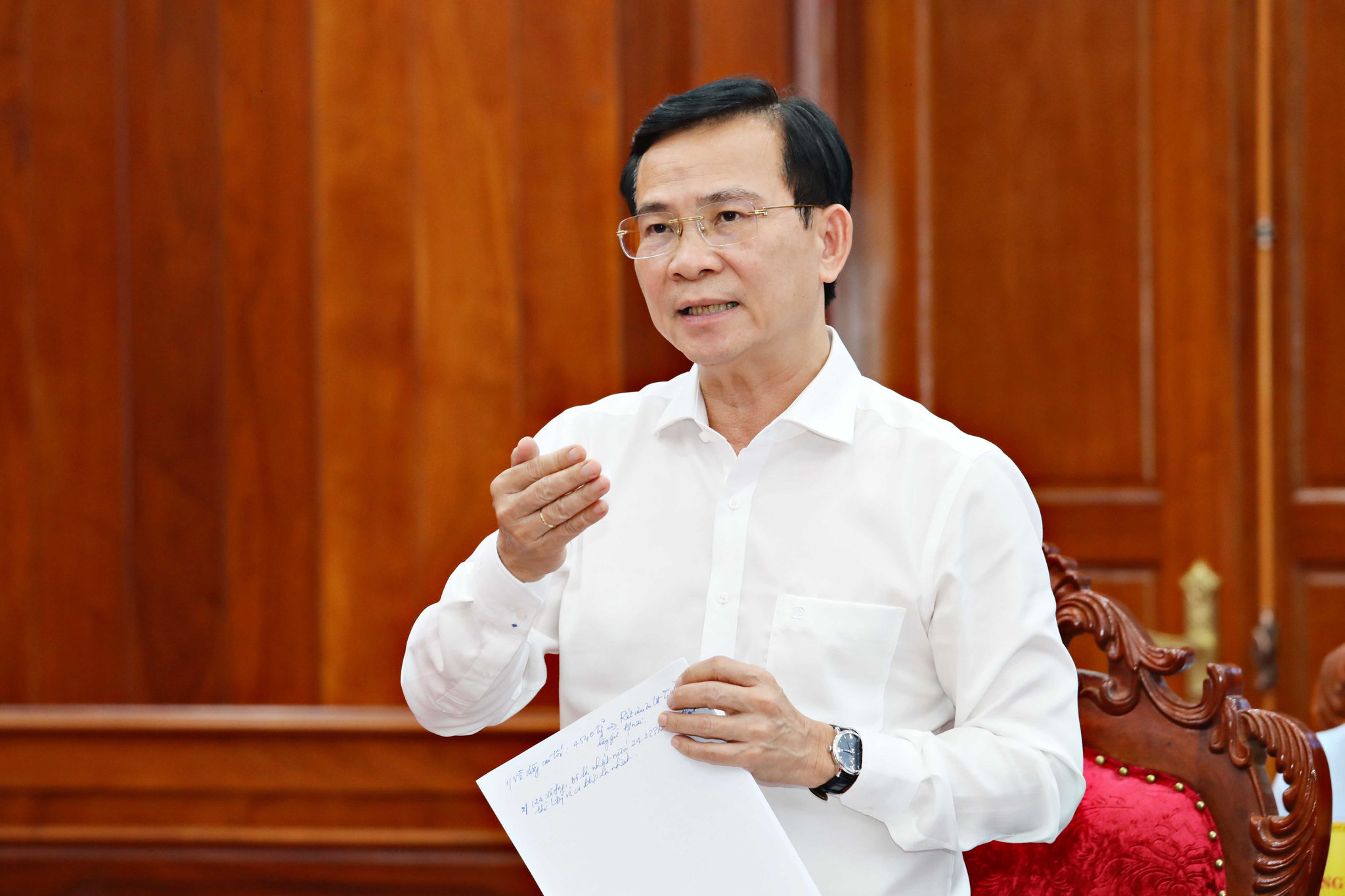  Đồng chí Hồ Văn Mười, Ủy viên Ban Chấp hành Trung ương Đảng, Phó Bí thư Tỉnh ủy, Chủ tịch Ủy ban Nhân dân tỉnh Lâm Đồng phát biểu trao đổi tại hội nghị