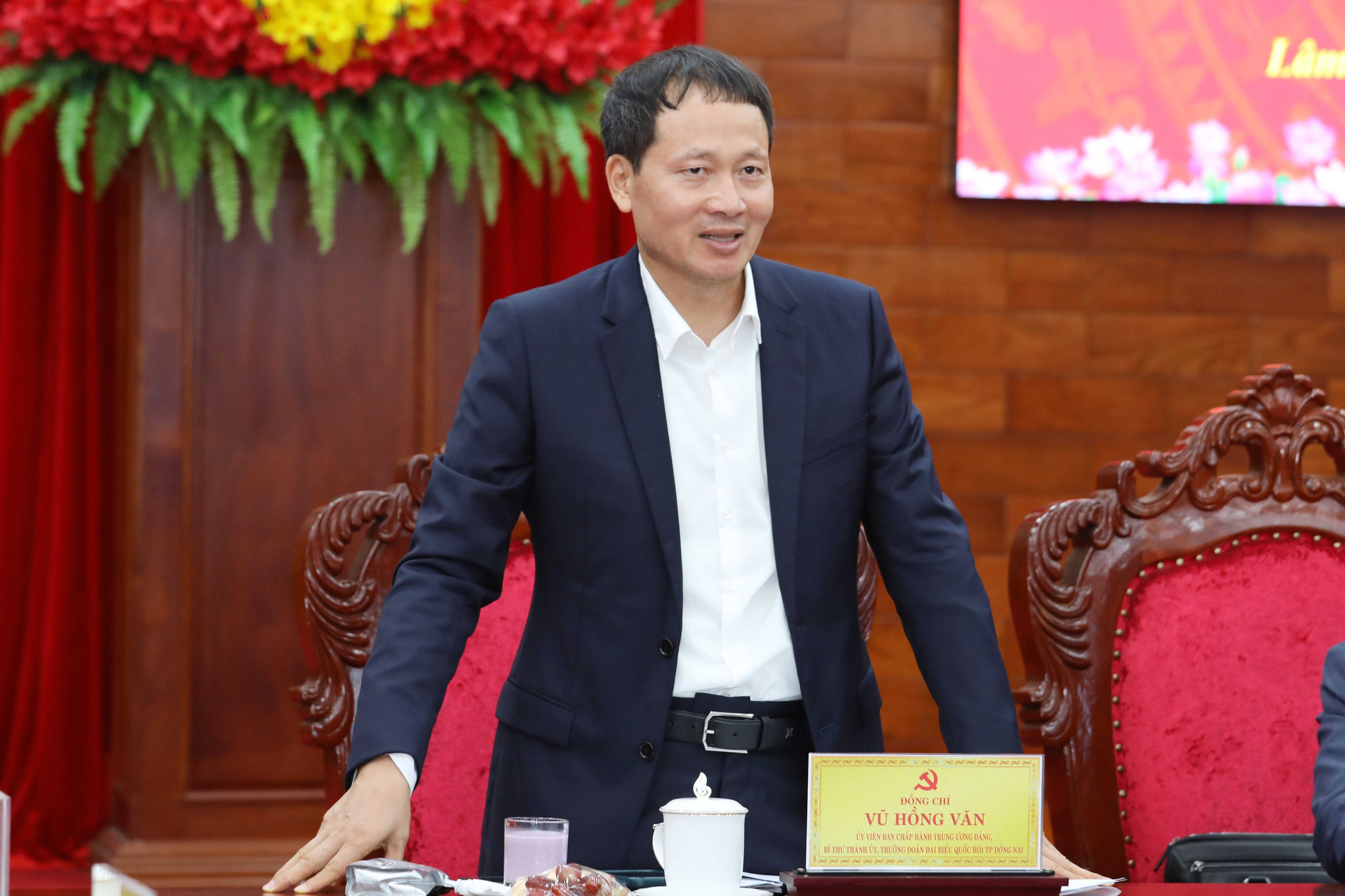 Đồng chí Vũ Hồng Văn, Ủy viên Ban Chấp hành Trung ương Đảng, Bí thư Thành ủy, Trưởng đoàn Đại biểu Quốc hội TP Đồng Nai phát biểu tại hội nghị