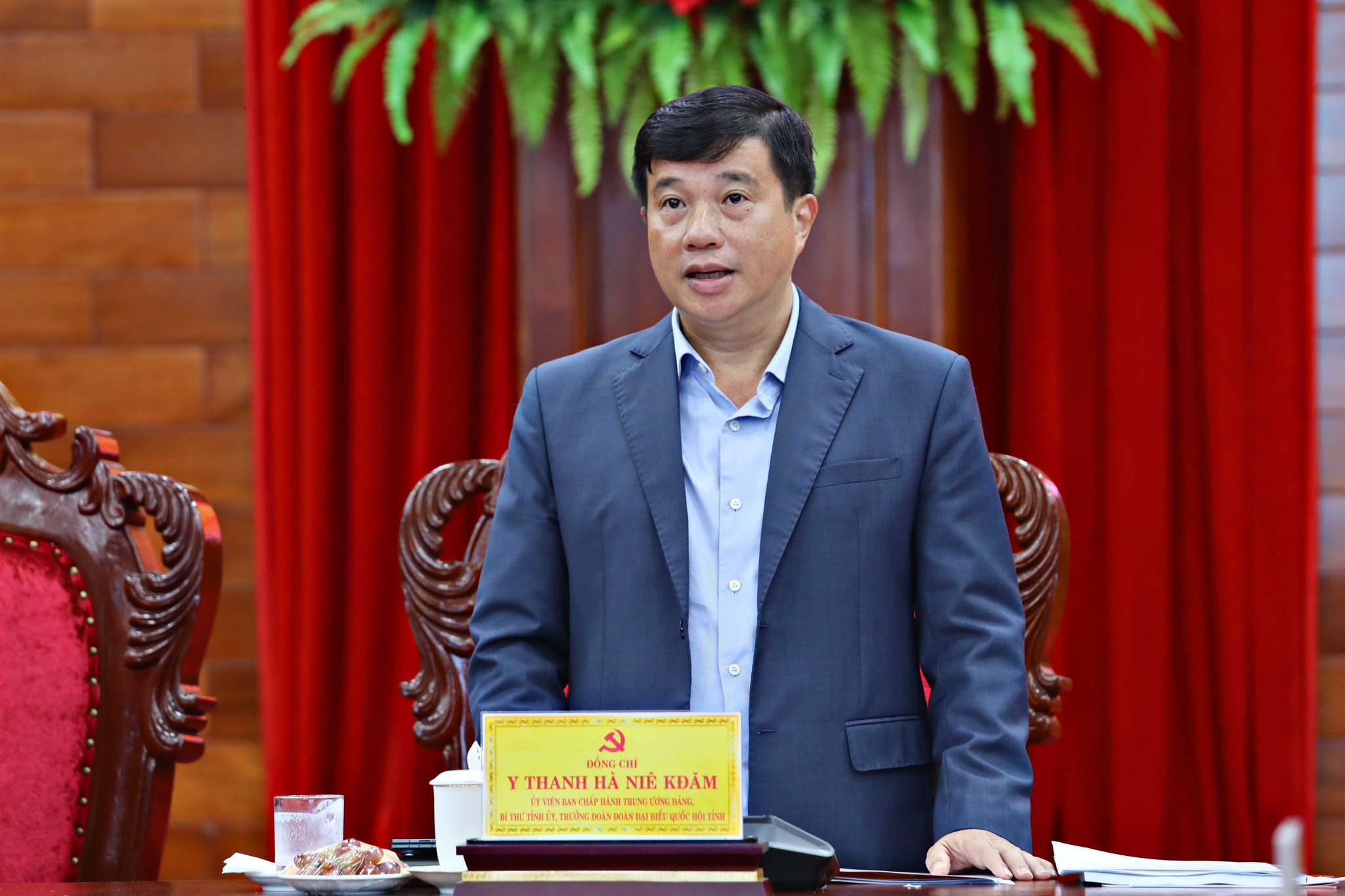 Đồng chí Y Thanh Hà Niê Kđăm, Ủy viên Ban Chấp hành Trung ương Đảng, Bí thư Tỉnh ủy, Trưởng Đoàn đại biểu Quốc hội tỉnh Lâm Đồng phát biểu tại hội nghị