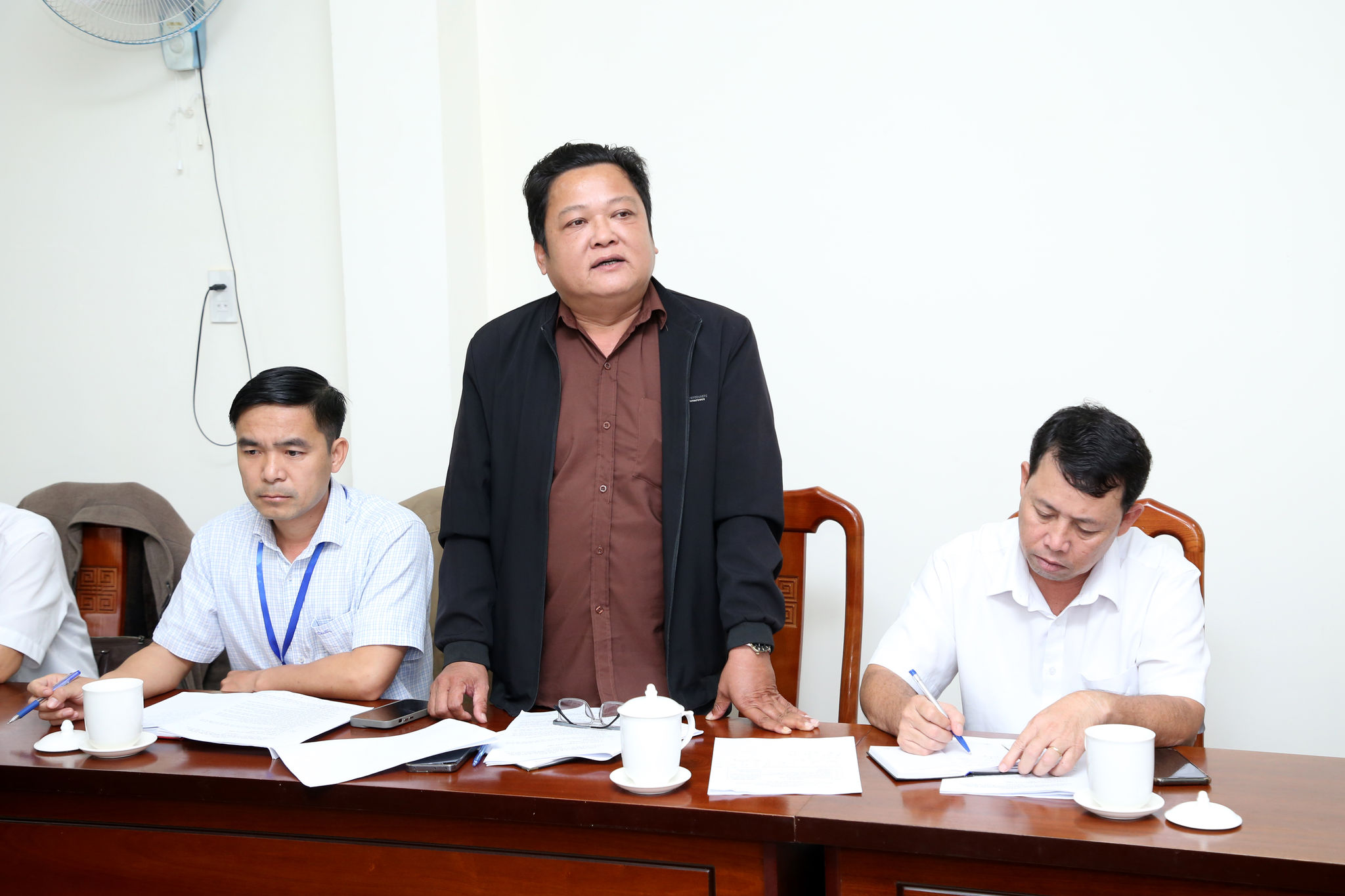 Đồng chí Huỳnh Ngọc Tuyển - Phó Giám đốc Nhà hát Nghệ thuật Lâm Đồng phát biểu tại cuộc họp