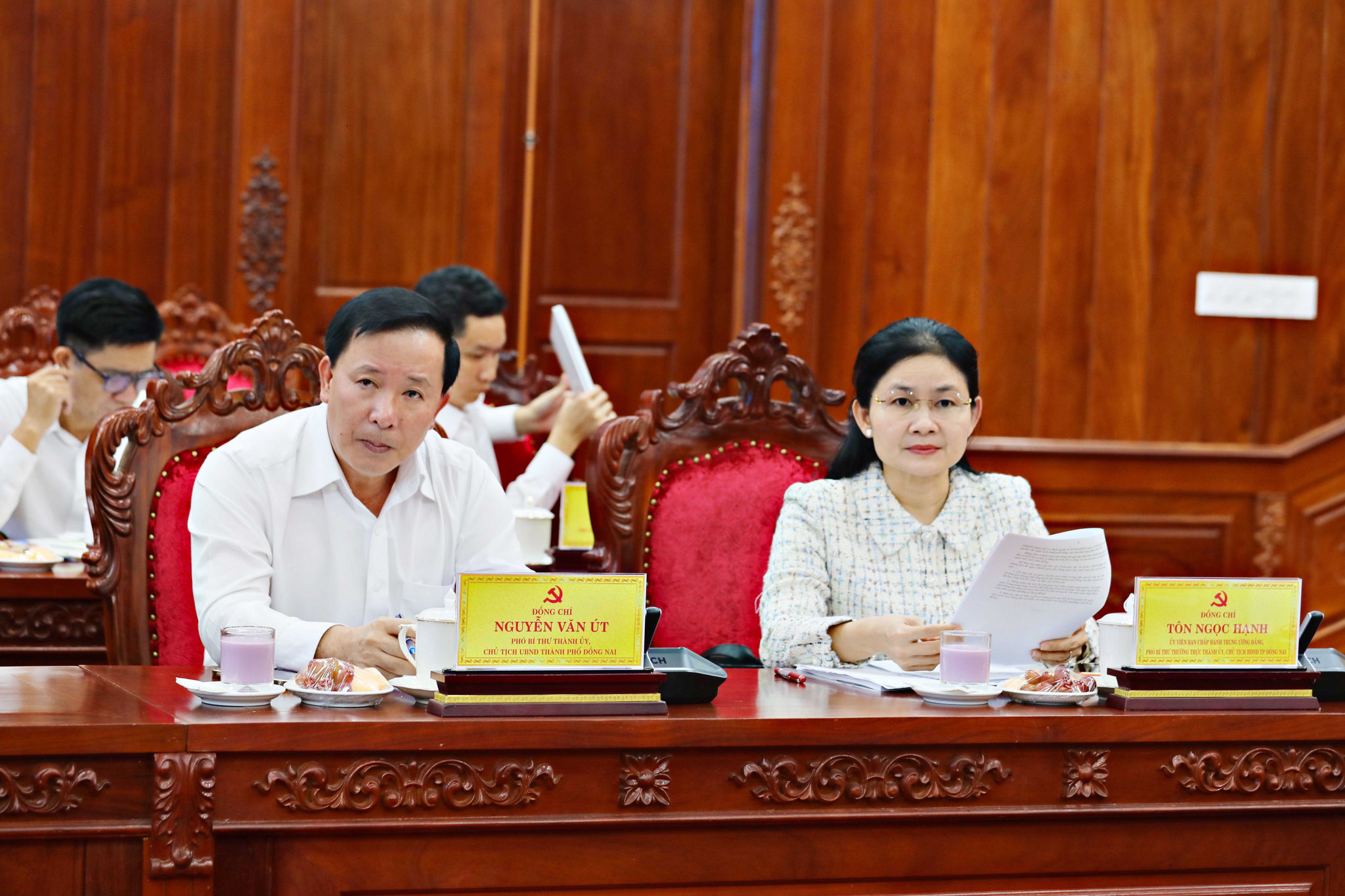 Ủy viên Trung ương Đảng, Phó Bí thư Thường trực Thành ủy, Chủ tịch HĐND TP Đồng Nai Tôn Ngọc Hạnh (bên phải) và đồng chí Nguyễn Văn Út, Phó Bí thư Thành ủy, Chủ tịch UBND TP Đồng Nai (bên trái) tham dự hội nghị