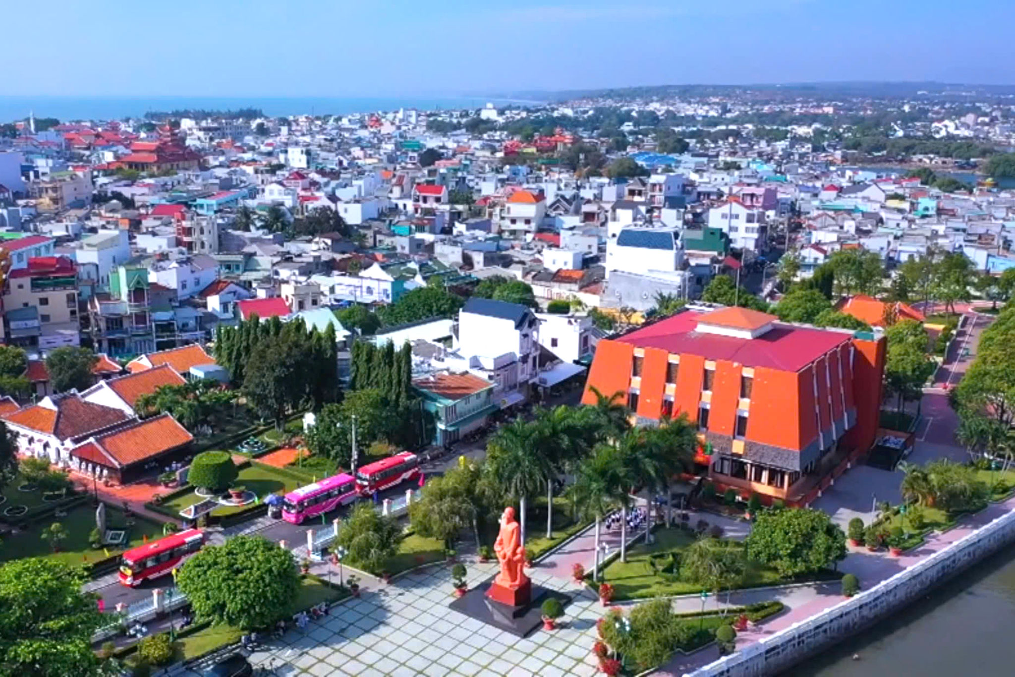 Bảo tàng Hồ Chí Minh - Chi nhánh Bình Thuận và 1 góc phường phường Trưng Nhị-Phan Thiết trong video