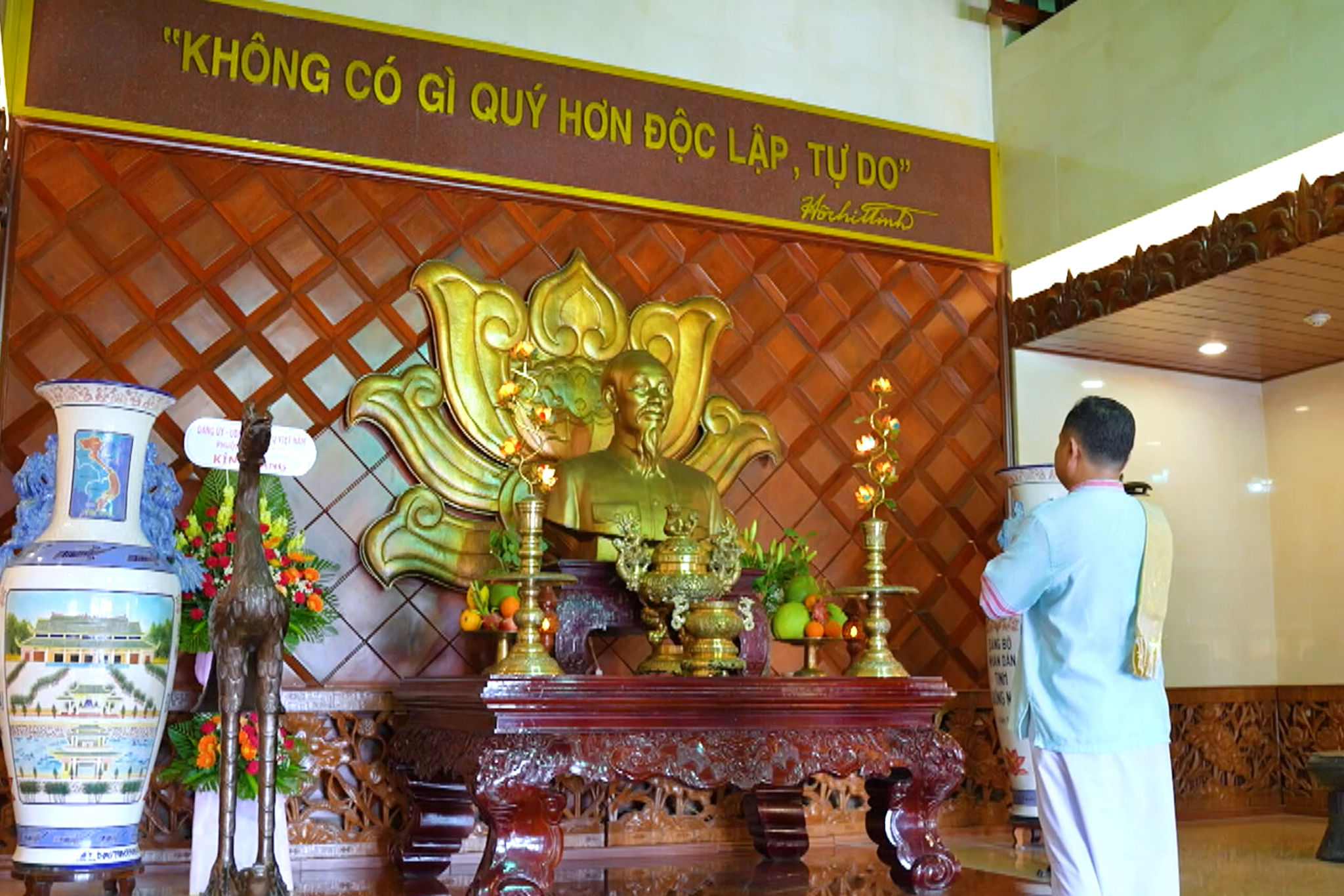 Phóng viên Long Văn Thiệu kính viếng Bác Hồ tại Bảo tàng Hồ Chí Minh-Chi nhánh Bình Thuận