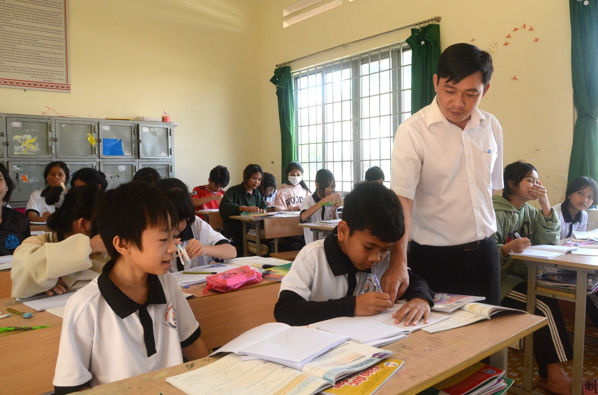 Trẻ em xã Thuận An được học trong những ngôi trường khang trang, đầy đủ trang thiết bị dạy và học