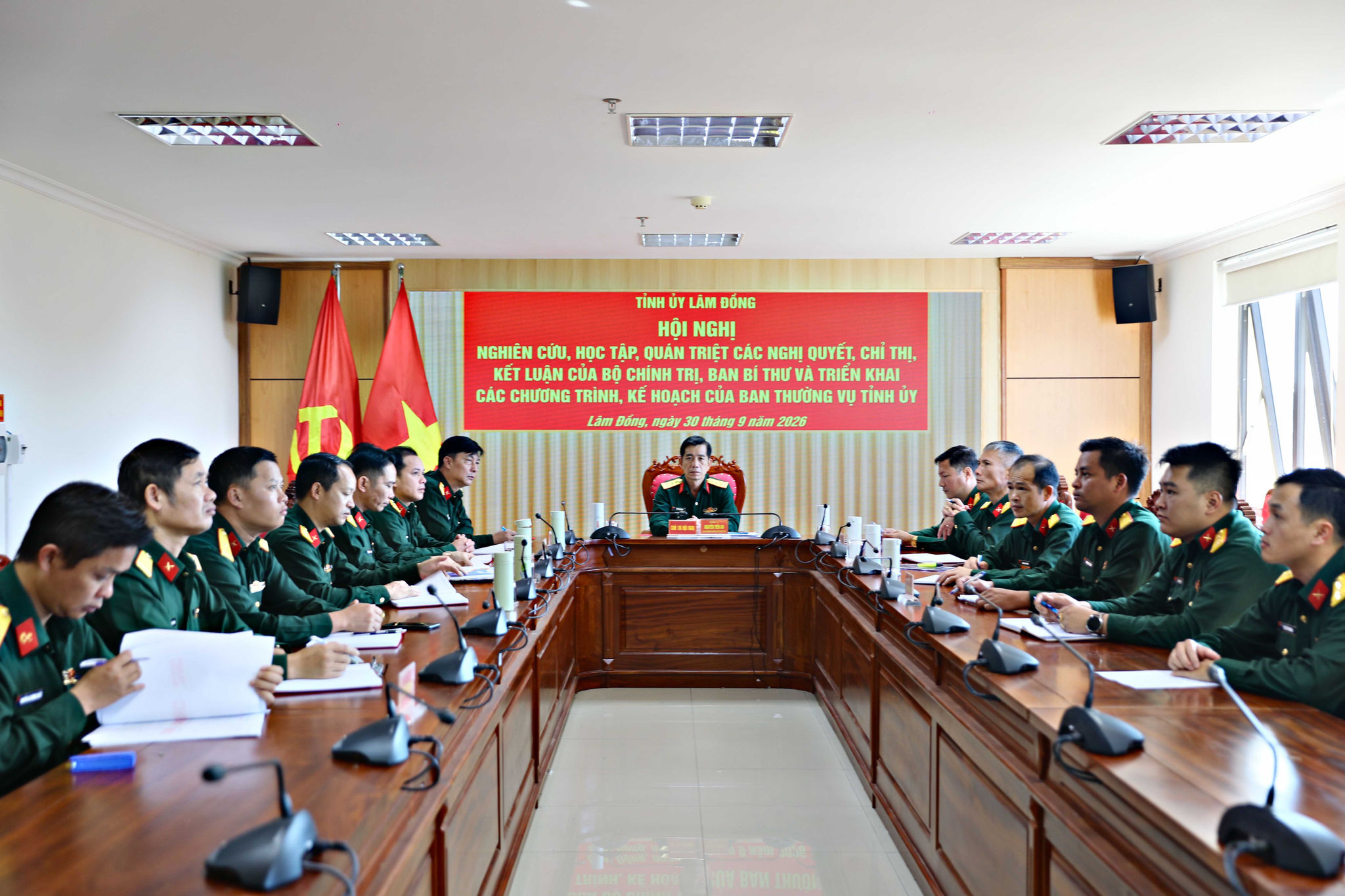 Quang cảnh Hội nghị nghiên cứu, học tập, quán triệt các Nghị quyết, Chỉ thị, Kết luận của Bộ Chính trị, Ban Bí thư và triển khai các kế hoạch của Ban Thường vụ Tỉnh uỷ tại điểm cầu Bộ CHQS tỉnh Lâm Đồng - (Ảnh: Chính Thành)