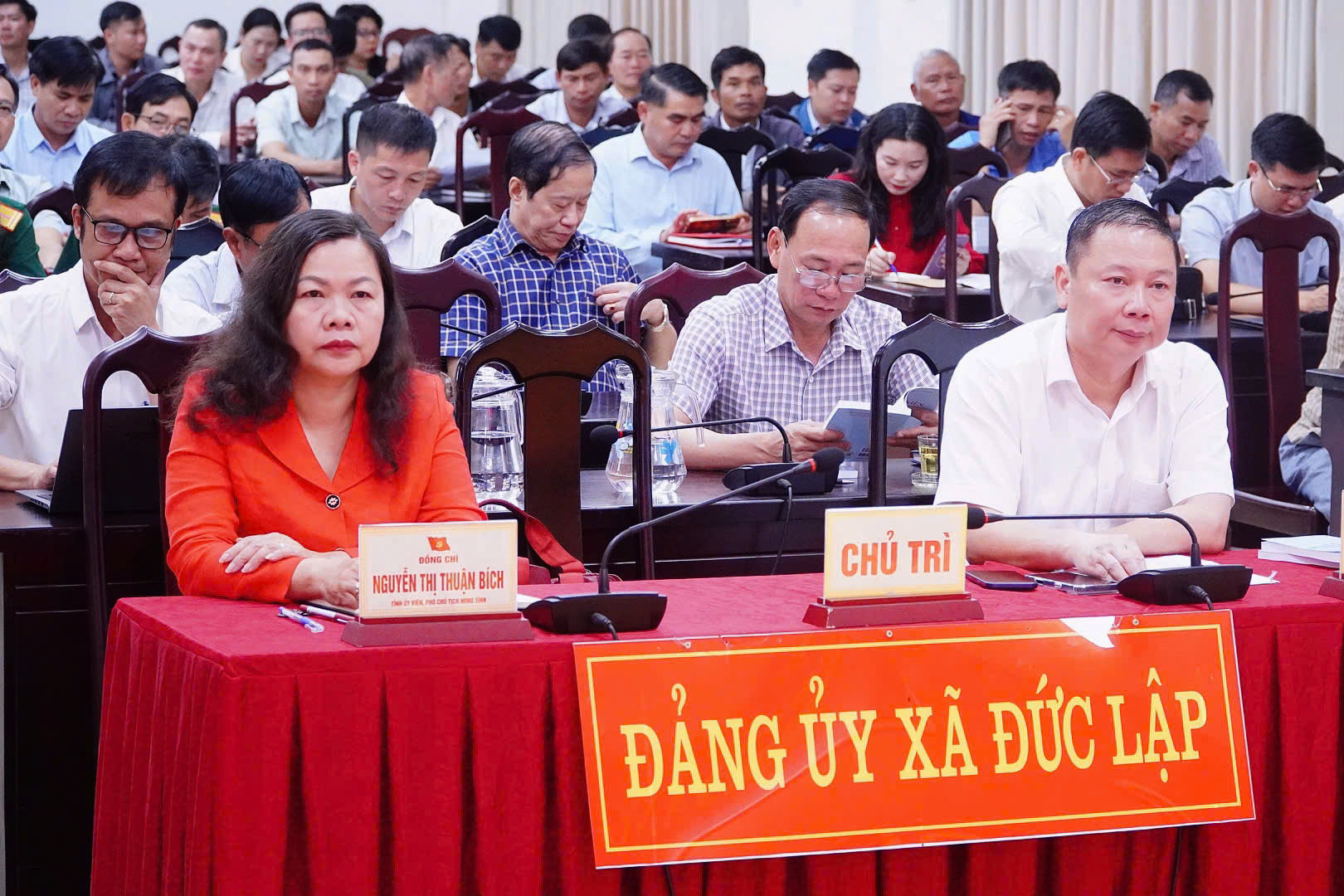 Đồng chí Nguyễn Thị Thuận Bích, Tỉnh ủy viên, Phó Chủ tịch HĐND tỉnh tham dự hội nghị tại điểm cầu Đảng ủy xã Đức Lập