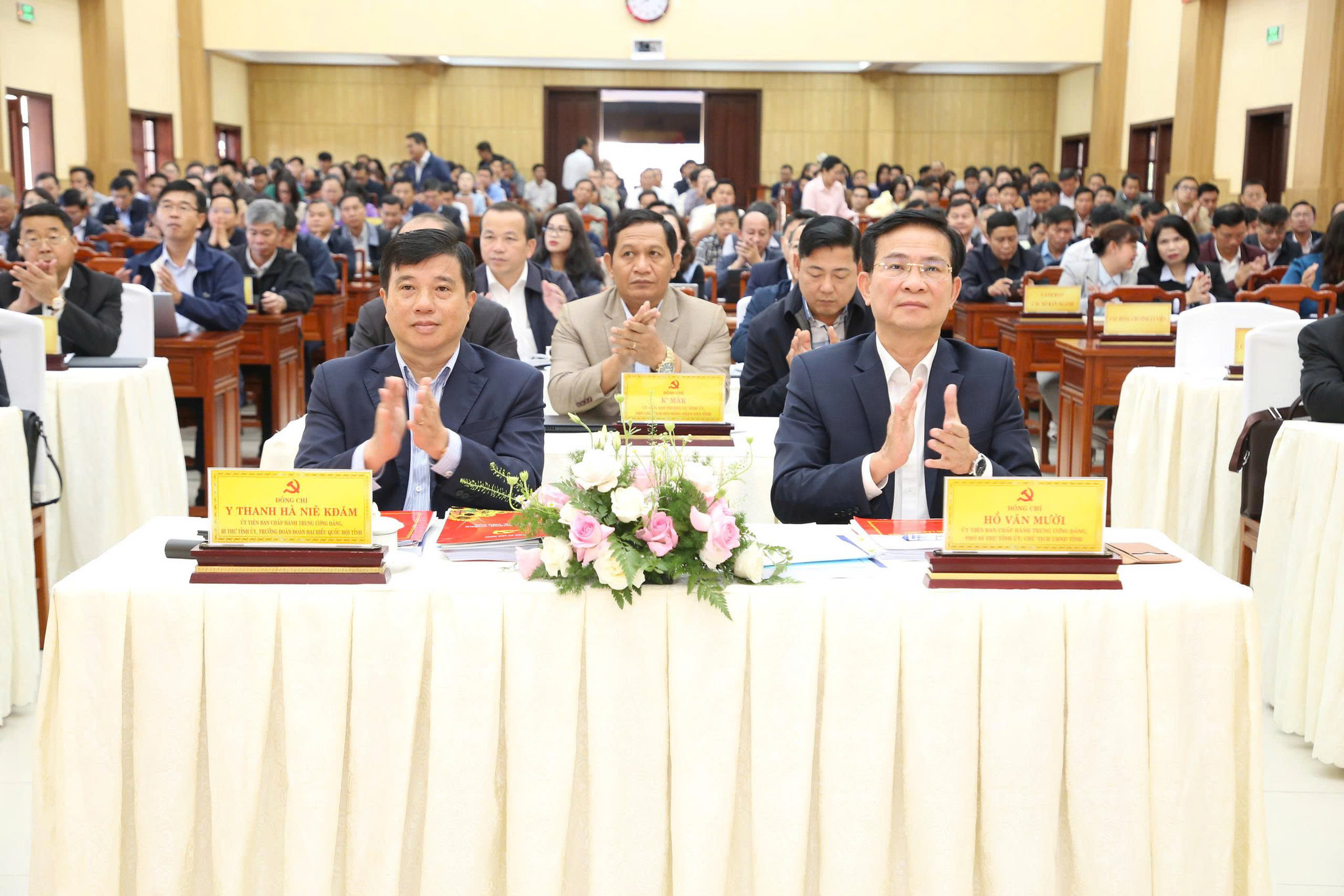 Các đồng chí: Y Thanh Hà Niê Kđăm, Ủy viên Ban Chấp hành Trung ương Đảng, Bí thư Tỉnh ủy, Trưởng Đoàn ĐBQH tỉnh (hàng đầu bên trái); Hồ Văn Mười, Ủy viên Ban Chấp hành Trung ương Đảng, Phó Bí thư Tỉnh ủy, Chủ tịch UBND tỉnh (hàng đầu bên phải) tham dự hội nghị