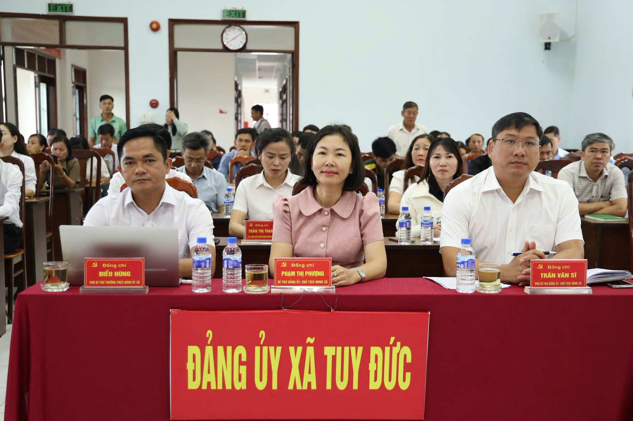 Cán bộ, đảng viên xã Tuy Đức theo dõi hội nghị