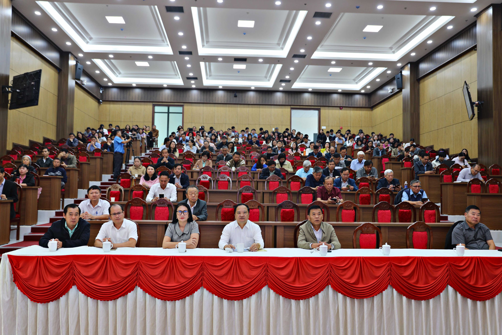 Quang cảnh Hội nghị nghiên cứu, học tập, quán triệt các Nghị quyết, Chỉ thị, Kết luận của Bộ Chính trị, Ban Bí thư và triển khai các kế hoạch của Ban Thường vụ Tỉnh uỷ tại điểm cầu Ủy ban MTTQ Việt Nam tỉnh Lâm Đồng - (Ảnh: Chính Thành)