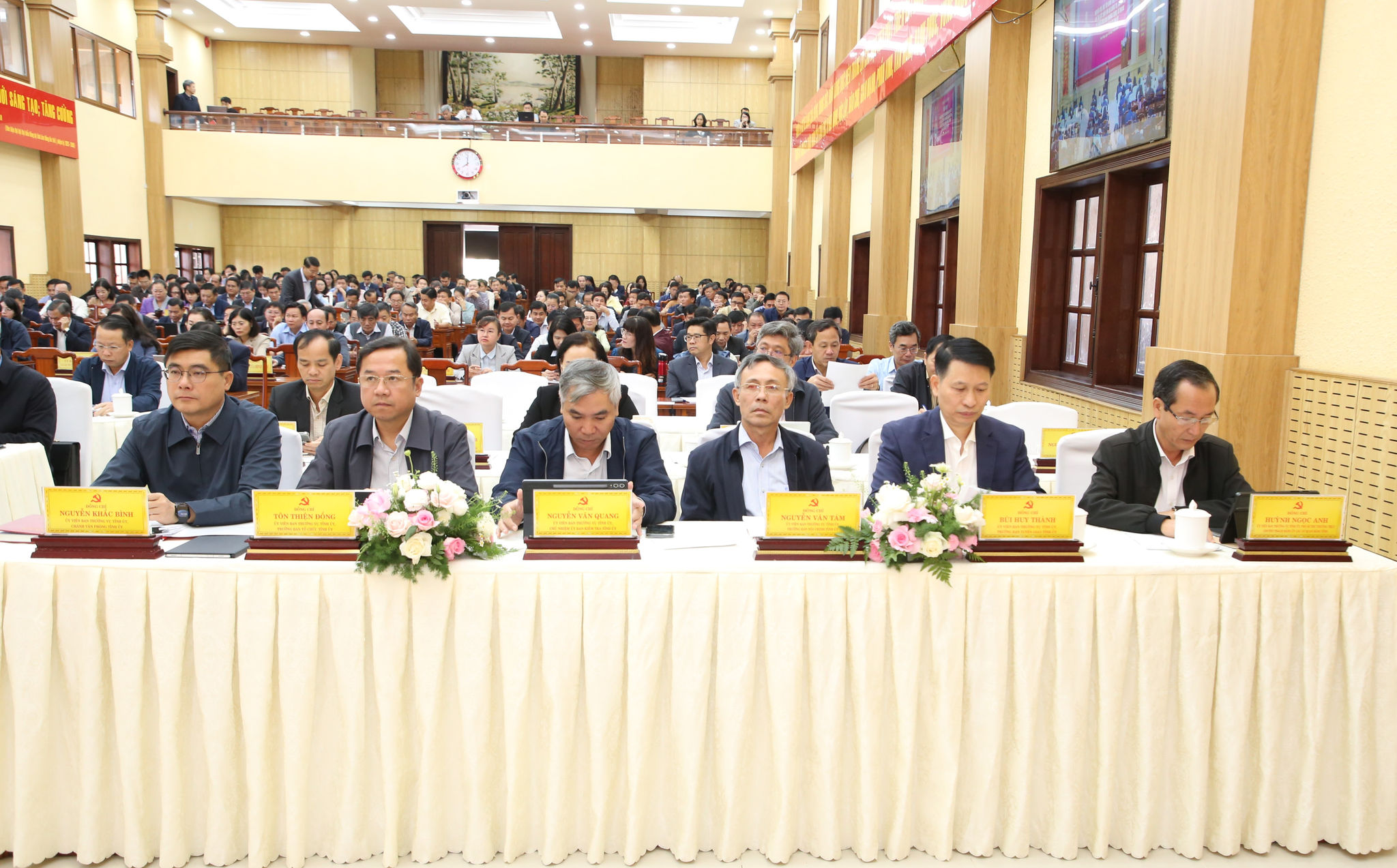 Các đồng chí Ủy viên Ban Thường vụ Tỉnh ủy tham dự hội nghị