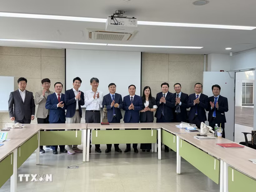 Đoàn công tác tỉnh Hưng Yên chụp ảnh lưu niệm cùng ban lãnh đạo Trung tâm châu Á, Đại học Quốc gia Seoul (SNU). (Ảnh: Nhật Hưng/TTXVN)