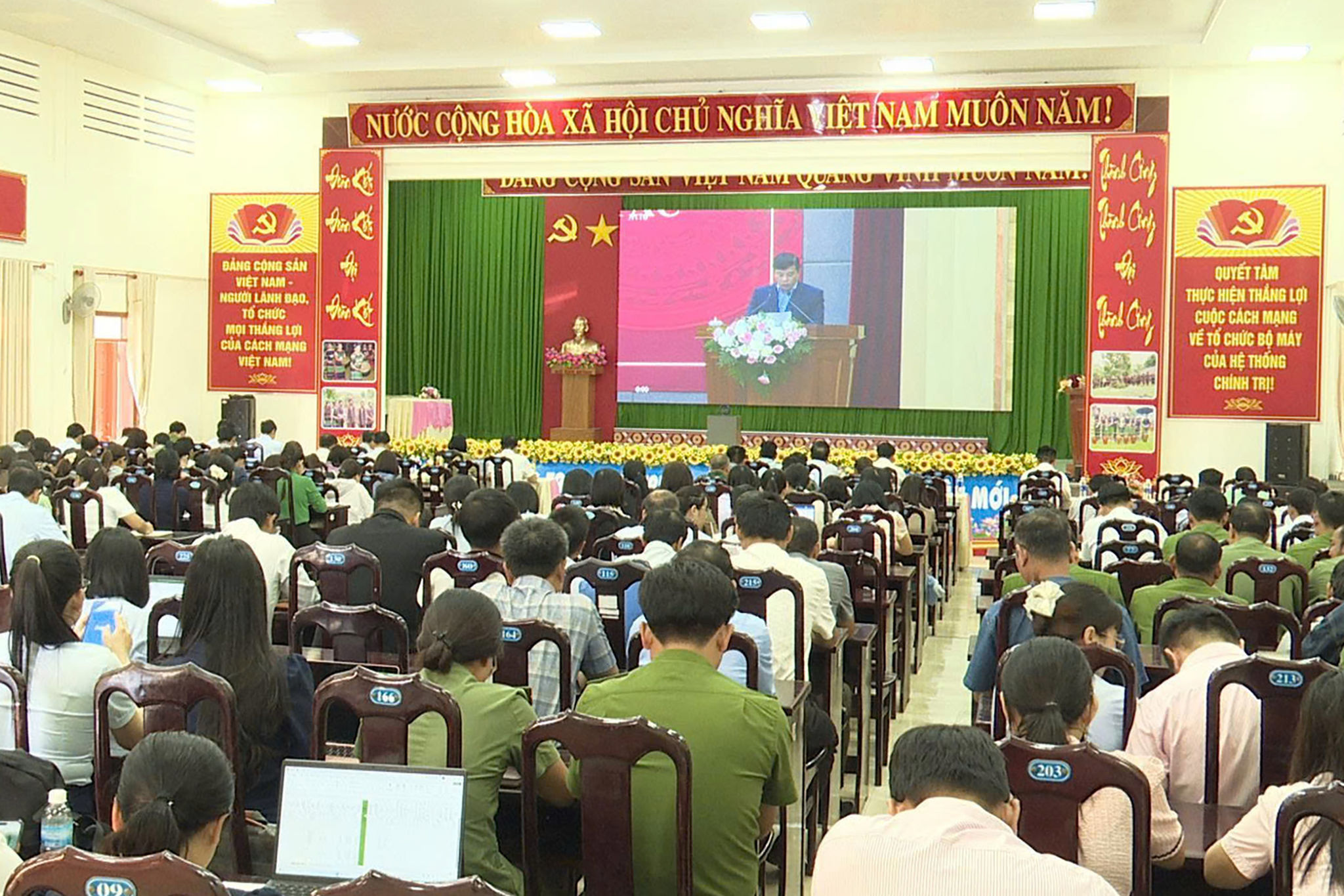 Các đại biểu dự và theo dõi hội nghị tại điểm cầu xã Đức An