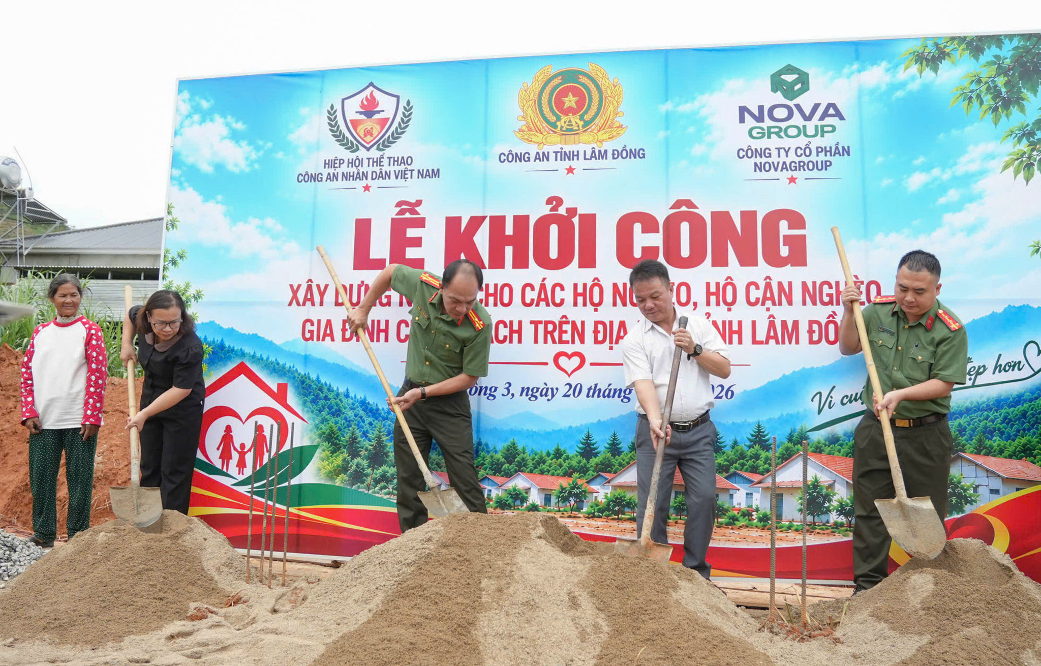 Các đại biểu thực hiện nghi thức khởi công xây dựng nhà ở hỗ trợ hộ nghèo, hộ cận nghèo và gia đình chính sách tại xã Bảo Lâm 3. Ảnh Trung Hiếu. khởi công xây dựng nhà ở hỗ trợ các hộ khó khăn tại xã Đam Rông 3. Ảnh Lê Tiến.