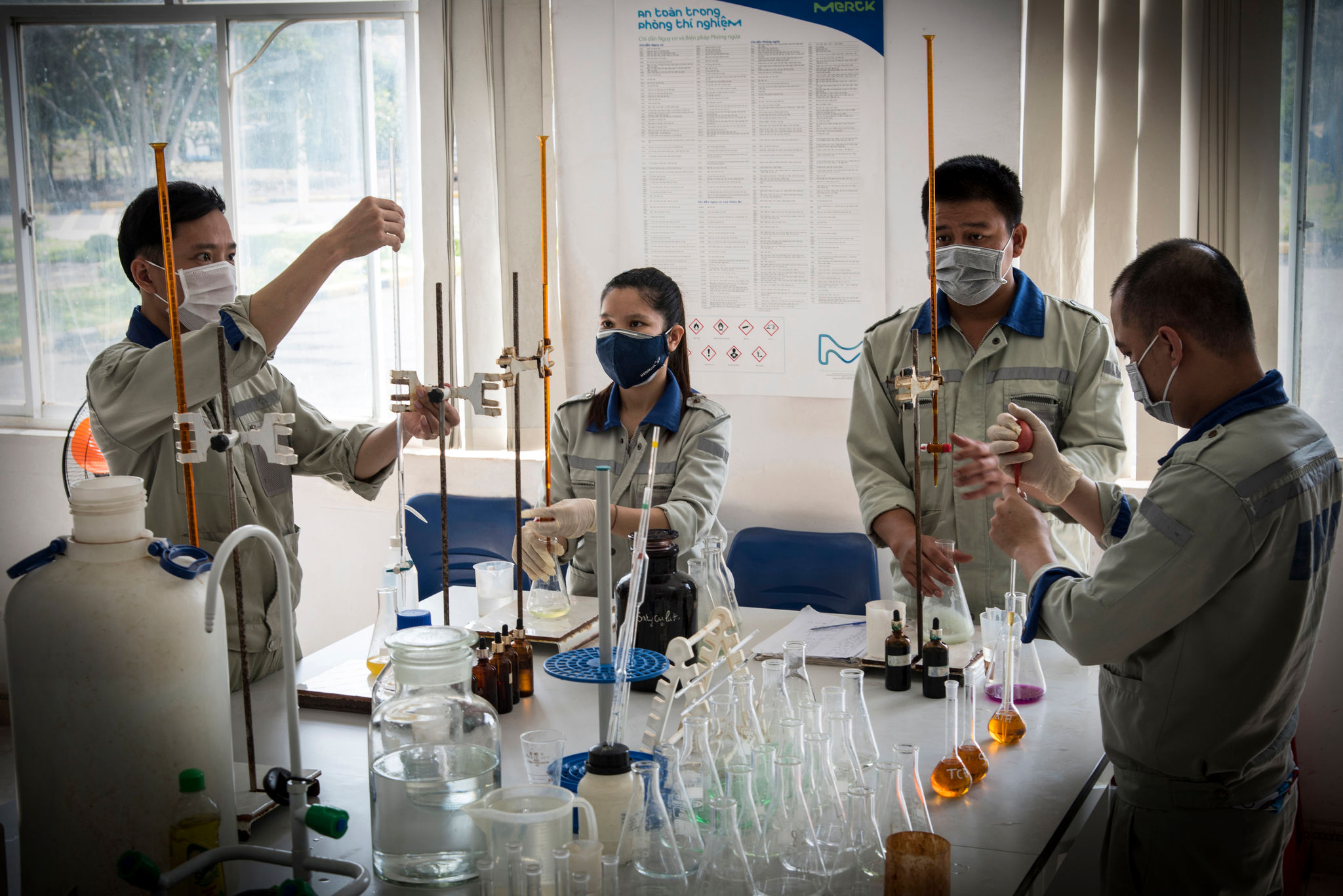 Công nhân Phân xưởng Hóa nghiệm đang phân tích các mẫu sản phẩm lấy từ Nhà máy Alumin Nhân Cơ1.1 (1)