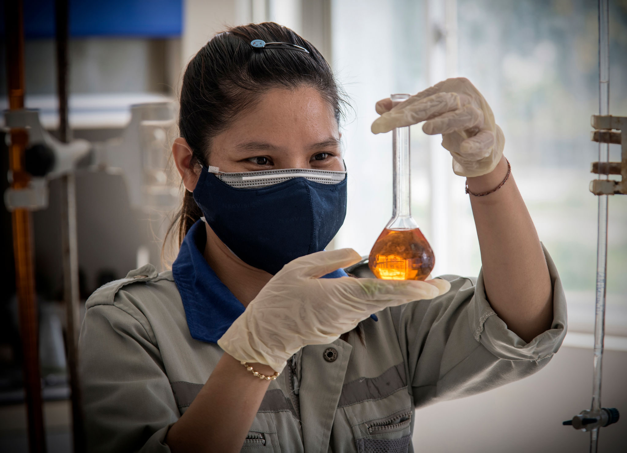 Công nhân Phân xưởng Hóa nghiệm đang phân tích các mẫu sản phẩm lấy từ Nhà máy Alumin Nhân Cơ1.1 (2)