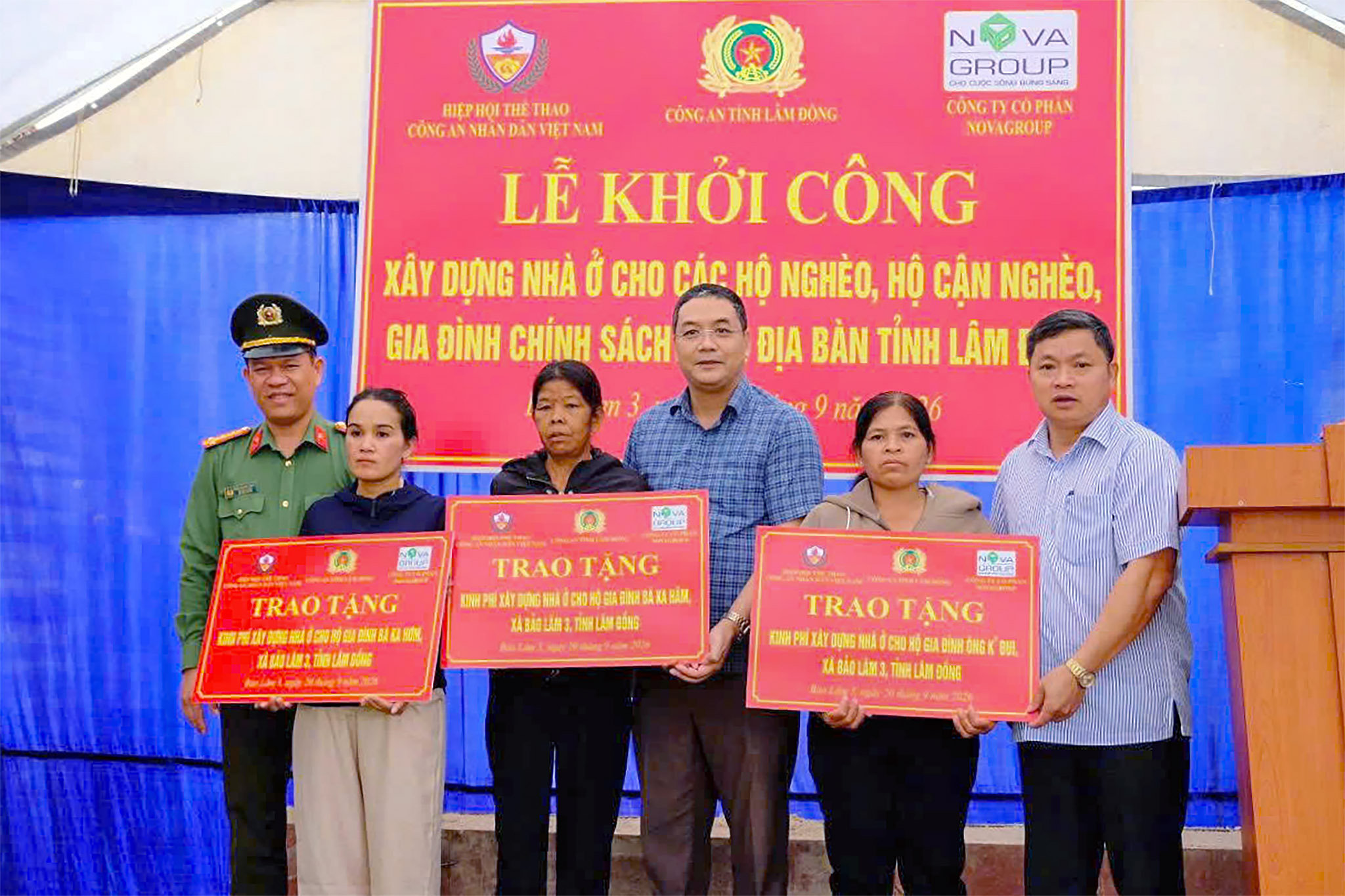 Đại diện các đơn vị trao biểu trưng hỗ trợ kinh phí xây dựng nhà ở cho các gia đình có hoàn cảnh khó khăn tại xã Bảo Lâm 3. Ảnh Trung.