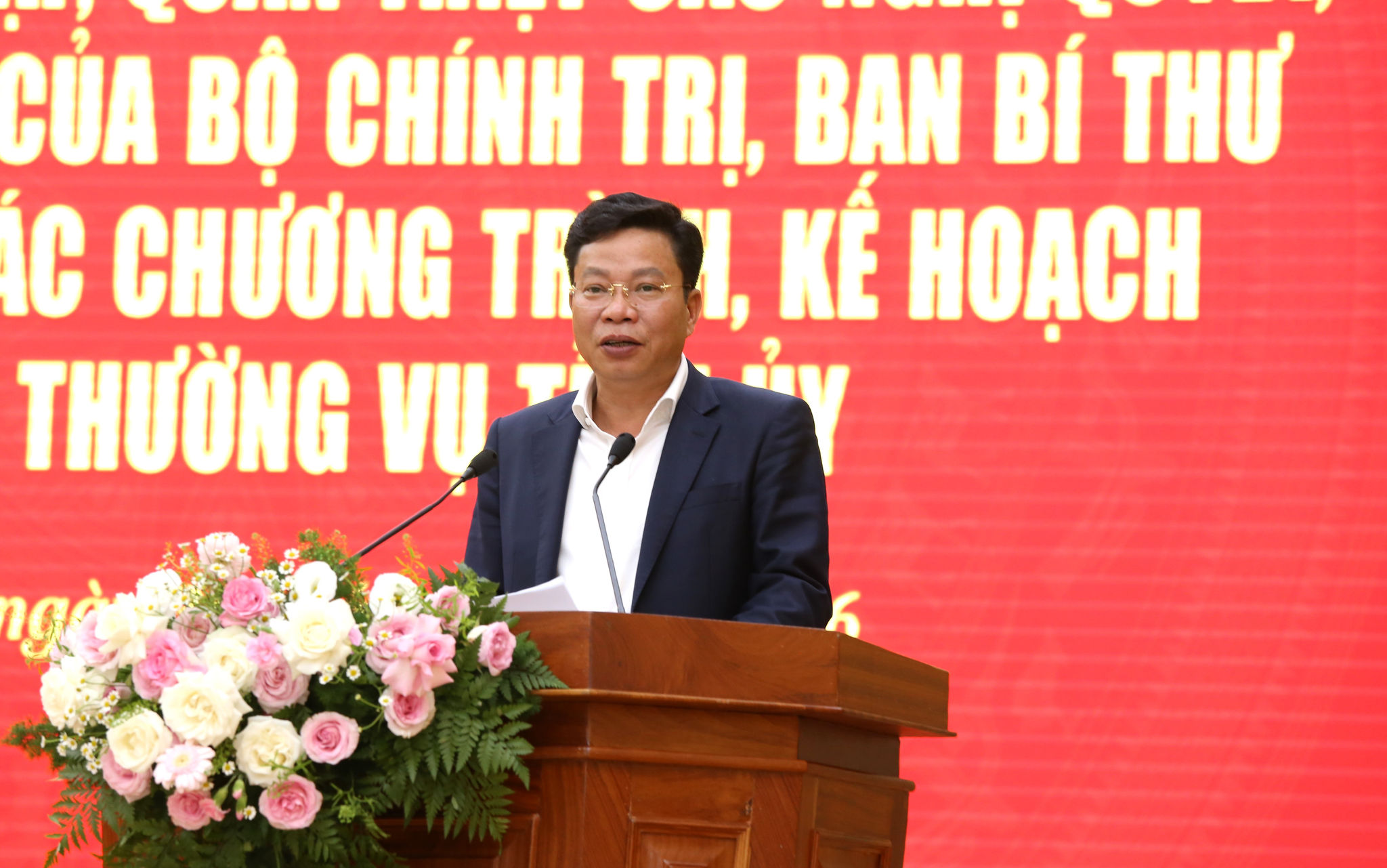 Đồng chí Lưu Văn Trung, Phó Bí thư Tỉnh ủy, Chủ tịch HĐND tỉnh quán triệt các nội dung tại hội nghị
