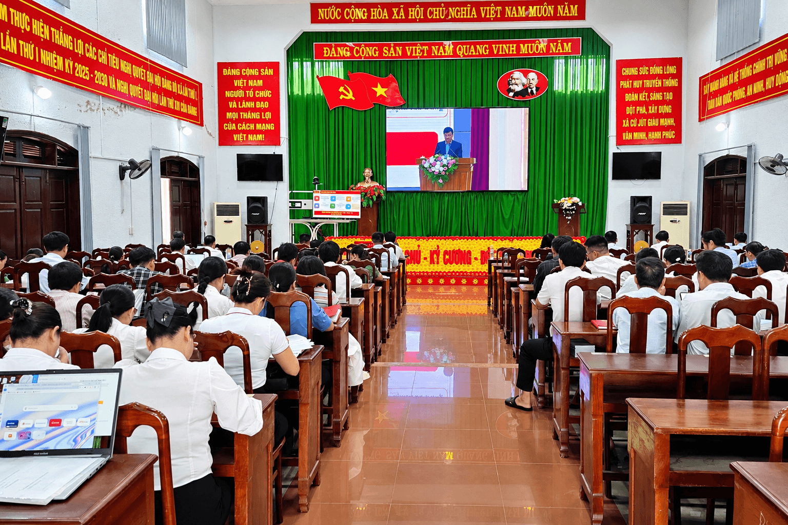 Cán bộ, đảng viên, người lao động xã Cư Jút tham gia học tập, quán triệt nghị quyết