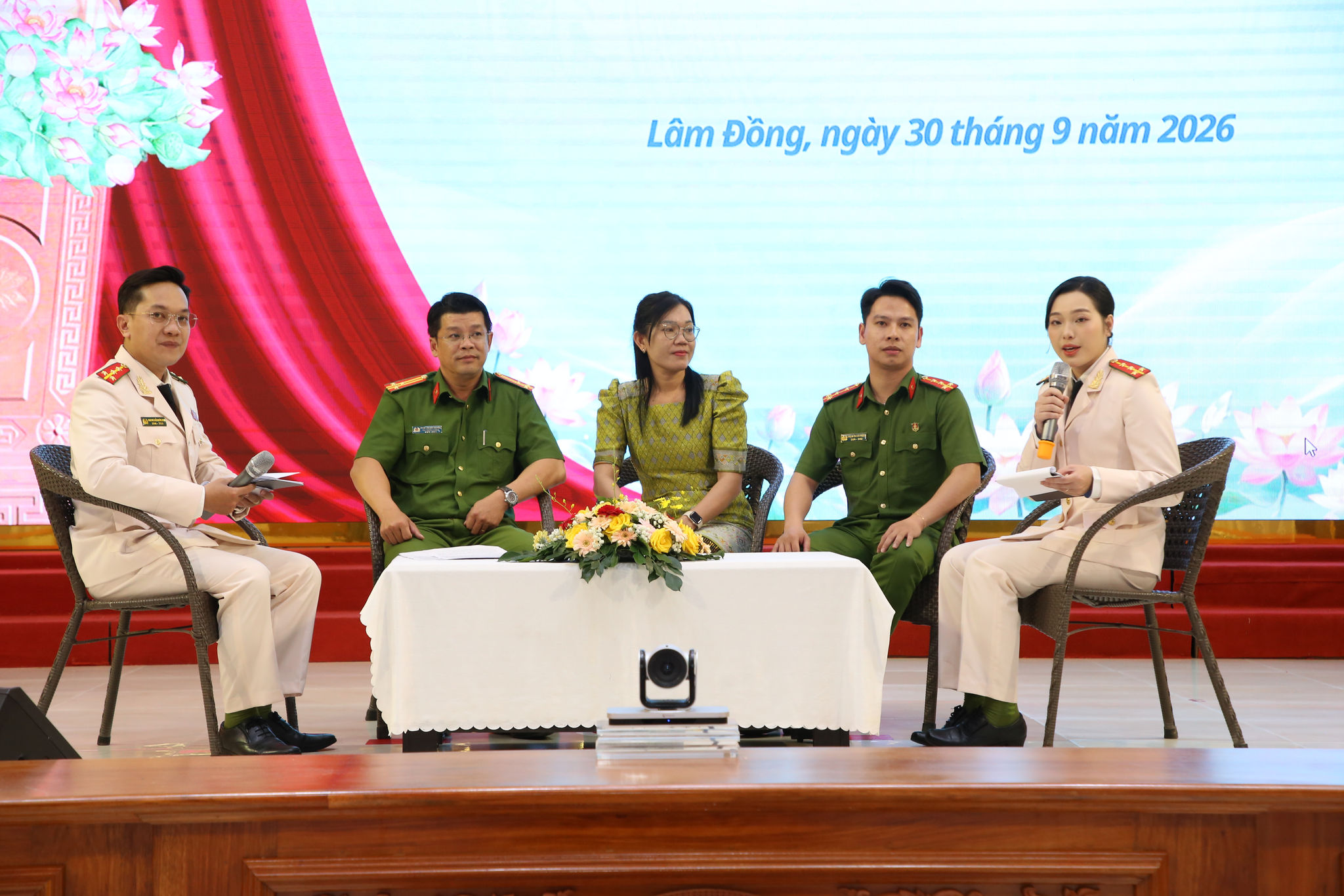 Giao lưu với các điển hình tiên tiến về công tác dân vận
