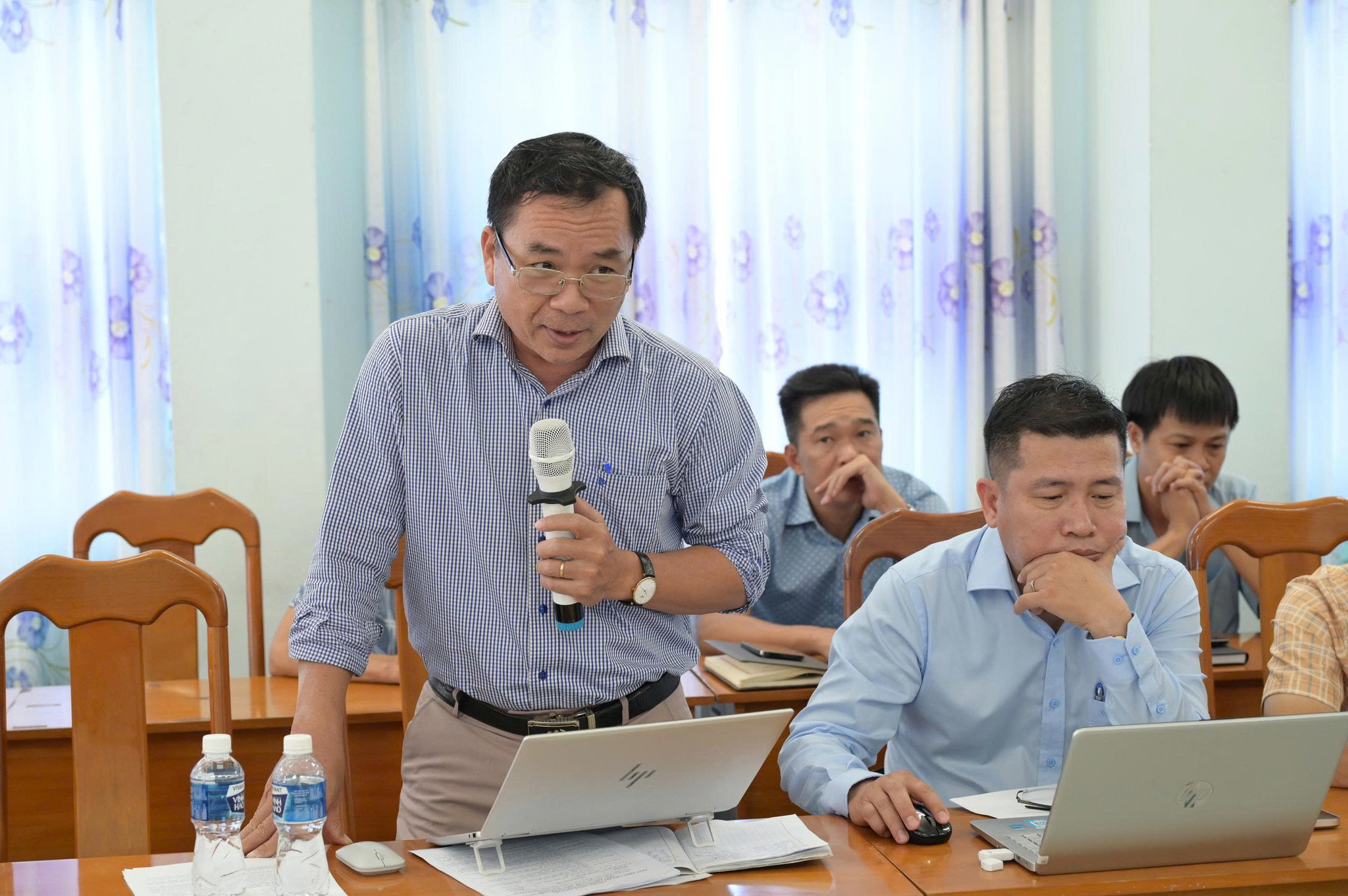 Ông Nguyễn Văn Linh - Phó Chủ tịch UBND đặc khu Phú Quý ý kiến tại hội nghị
