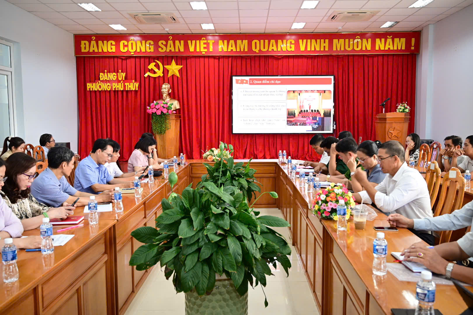 Tập thể cán bộ, viên chức UBND phường Phú Thủy tham gia Hội nghị trực tuyến quán triệt Nghị quyết của Bộ Chính trị