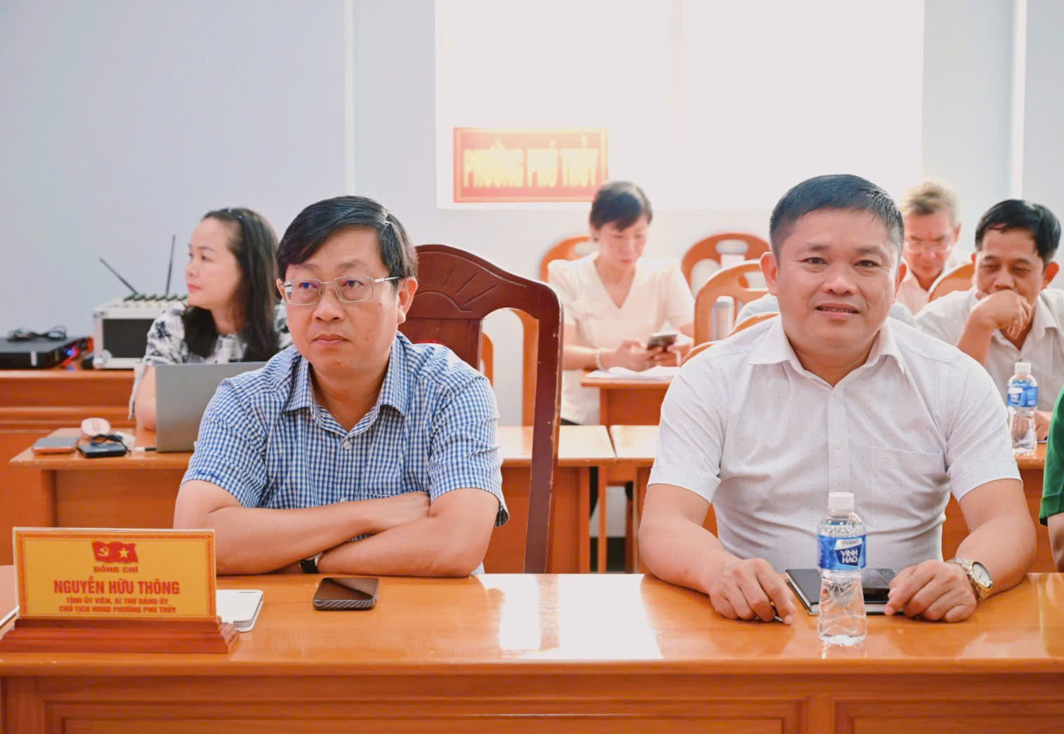 Tỉnh ủy viên - Bí thư phường Phú Thủy Nguyễn Hữu Thông tham gia nghe Nghị quyết