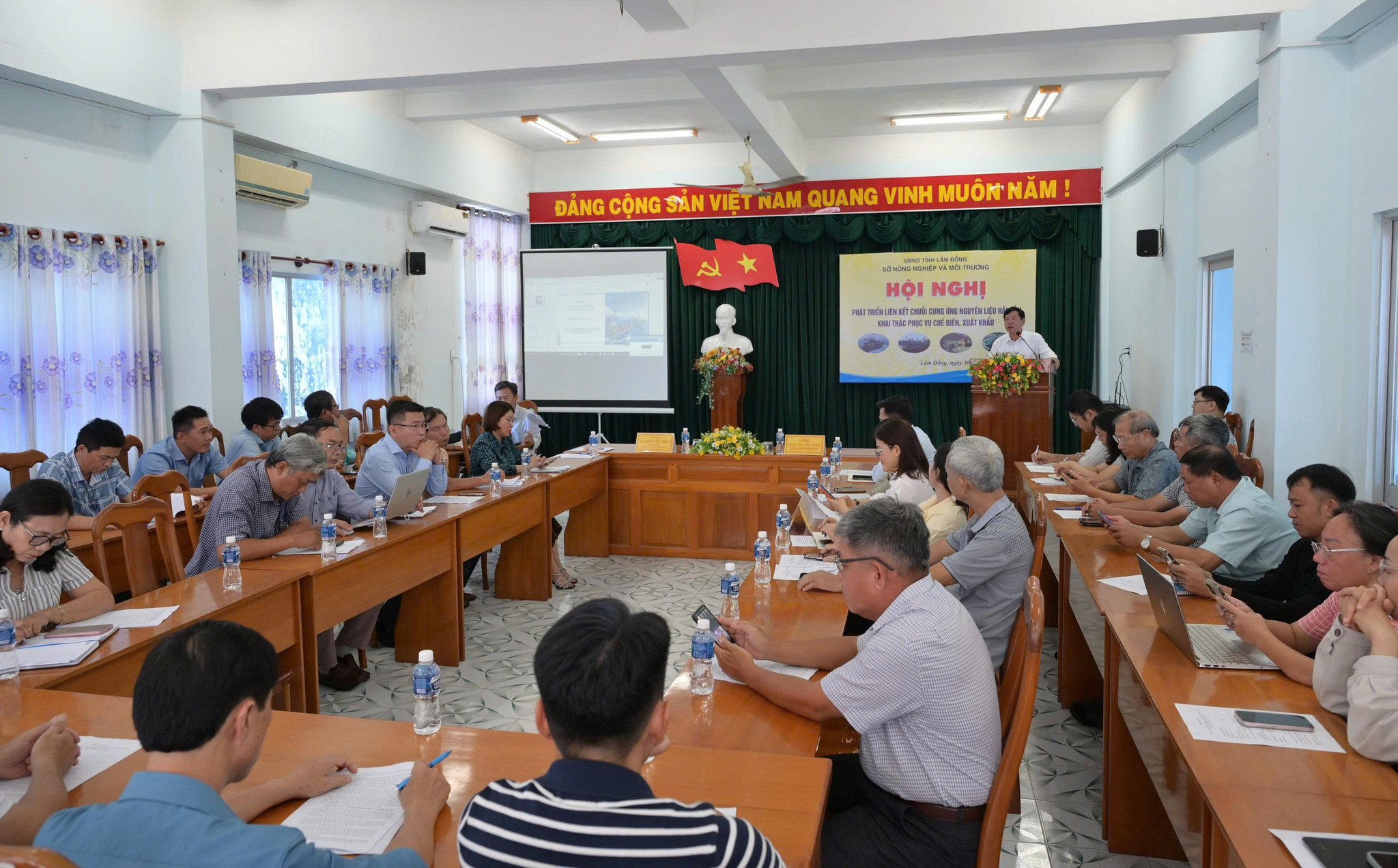 Toàn cảnh