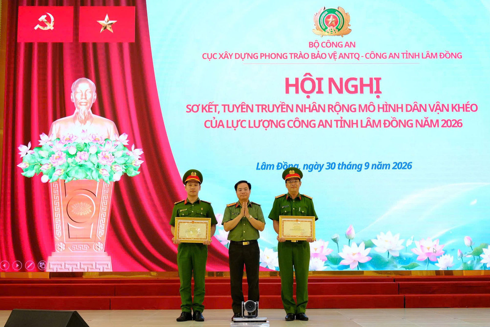 trao-bang-khen-cua-bo-cong-an-cho-tap-the-phong-ky-thuat-hinh-su-va-dai-uy-pham-thanh-phuoc-can-bo-phong-ky-thuat-hinh-su-cong-an-tinh-lam-dong(1).jpg