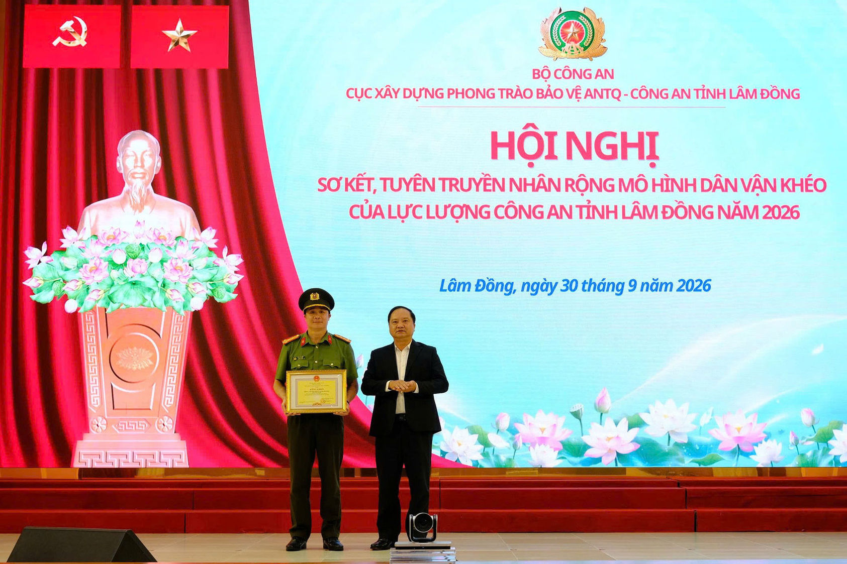 trao-bang-khen-cua-chu-tich-ubnd-tinh-lam-dong-cho-tap-the-phong-an-ninh-chinh-tri-noi-bo(1).jpg