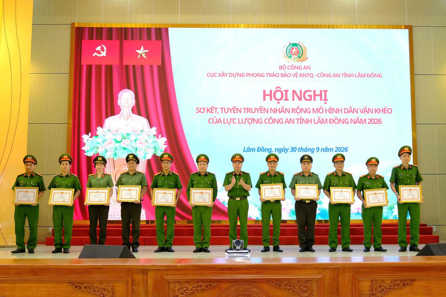 trao-giay-khen-cua-cong-an-tinh-lam-dong-cho-tap-the-ca-nhan-da-co-thanh-tich-trong-xay-dung-nhan-rong-mo-hinh-dan-van-kheo-cua-luc-luong-cong-an-tinh-lam-dong(2).jpg