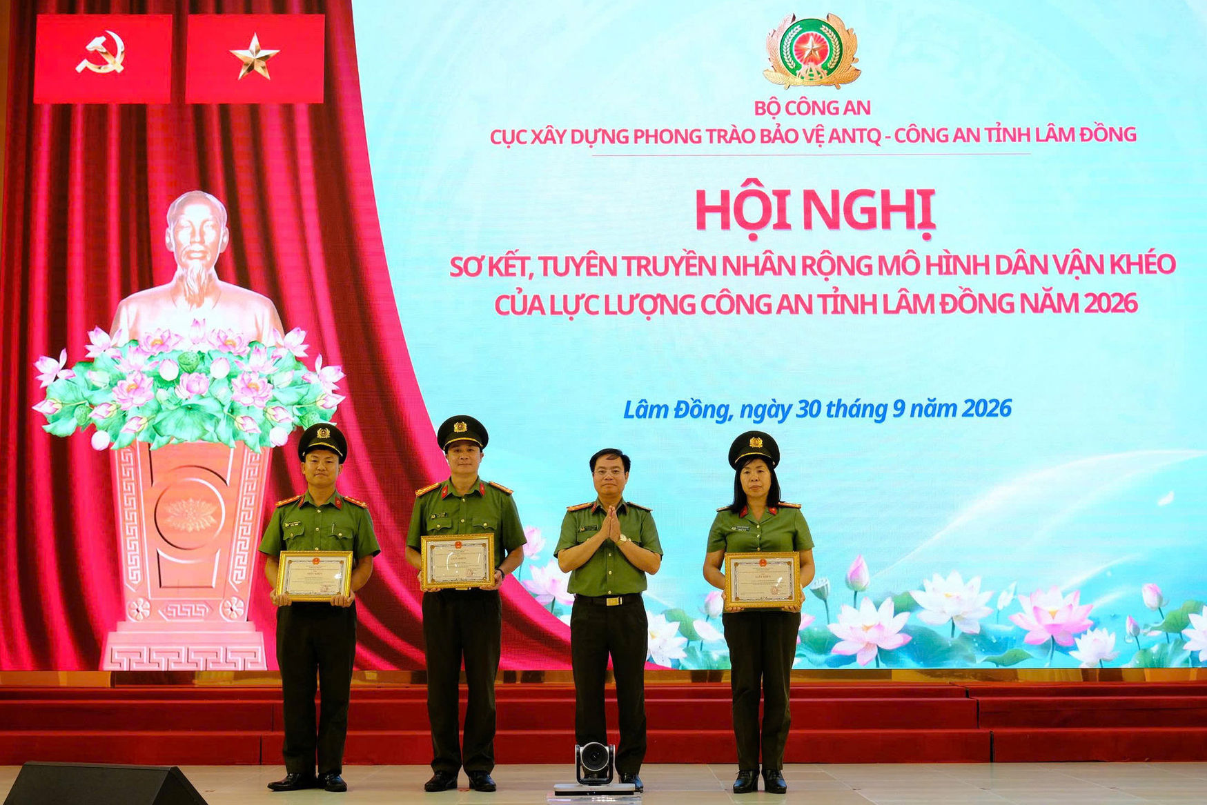 trao-giay-khen-cua-cuc-xay-dung-phong-trao-bao-ve-antq-bo-cong-an-cho-cac-tap-the-ca-nhan-co-thanh-tich-xuat-sac(1).jpg