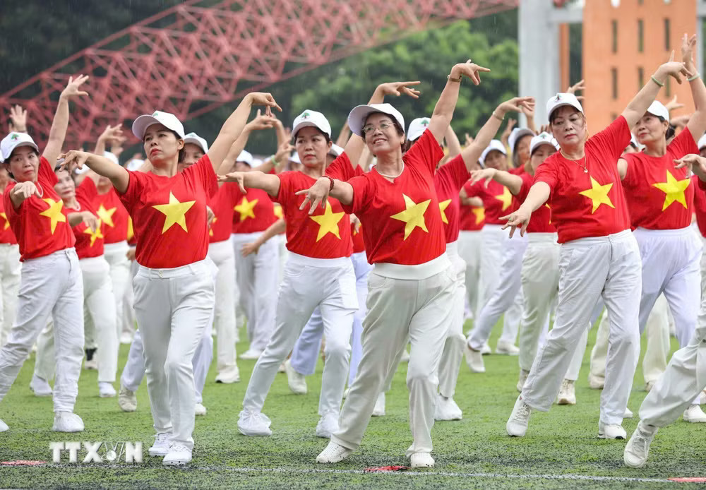 ttxvn-xac-lap-ky-luc-viet-nam-voi-su-kien-bieu-dien-dan-vu-co-so-luong-nguoi-cao-tuoi-cung-tham-gia-dong-nhat-9030938.jpg