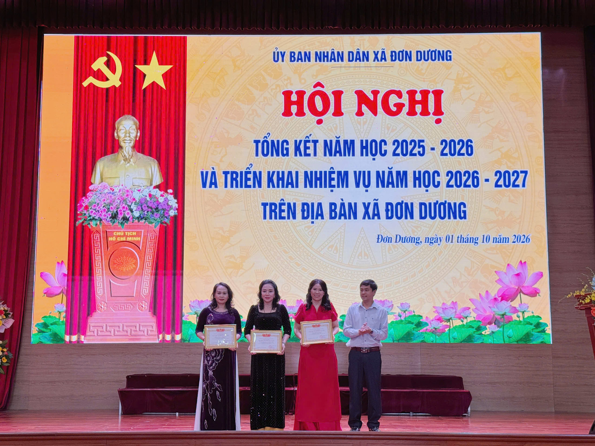 Đồng chí Phạm Hữu Hải, Phó Bí thư Thường trực Đảng ủy xã, trao giấy khen cho các tập thể