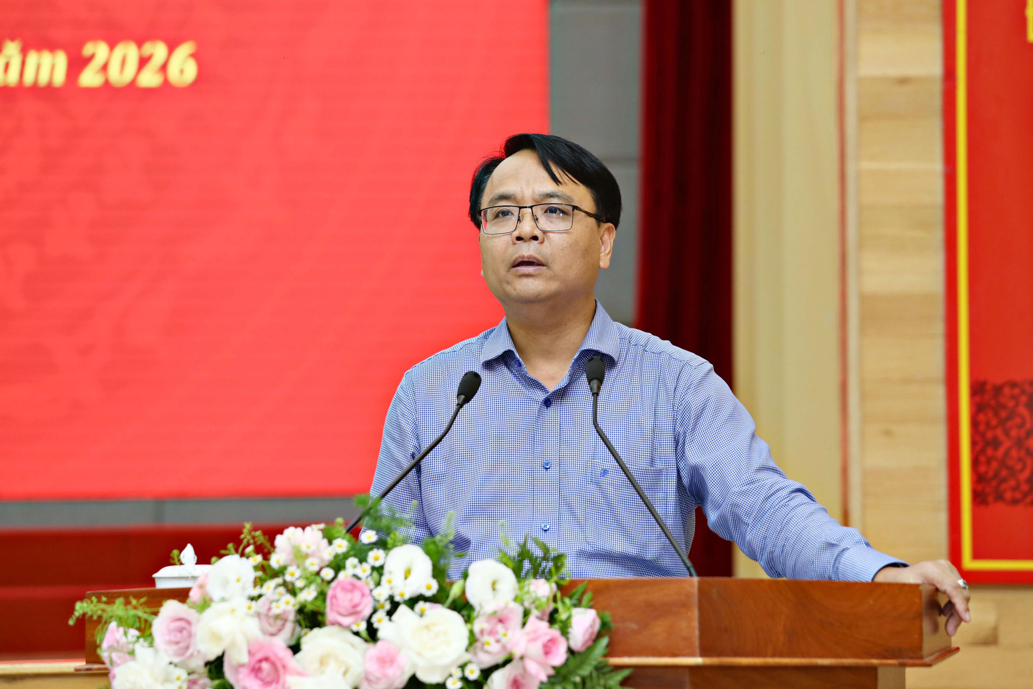 Đồng chí Đặng Hồng Sỹ, Phó Bí thư Thường trực Tỉnh ủy báo cáo của Ban Thường vụ Tỉnh ủy về tình hình thực hiện nhiệm vụ kinh tế - xã hội, quốc phòng - an ninh, công tác xây dựng Đảng, hệ thống chính trị 9 tháng đầu năm 2026 và nhiệm vụ chủ yếu 3 tháng cuối năm 2026.