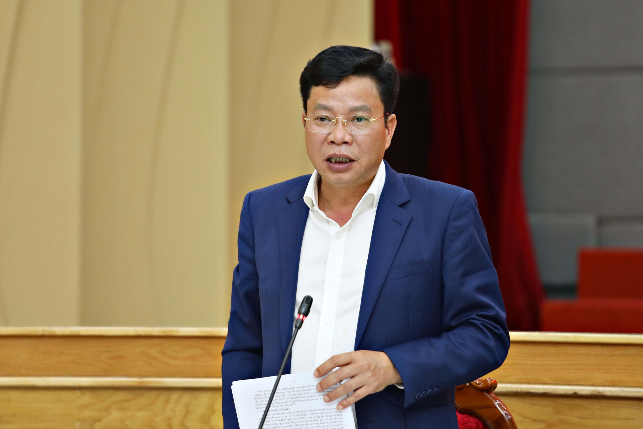 Đồng chí Lưu Văn Trung, Phó Bí thư Tỉnh ủy, Chủ tịch HĐND tỉnh Lâm Đồng điều hành hội nghị