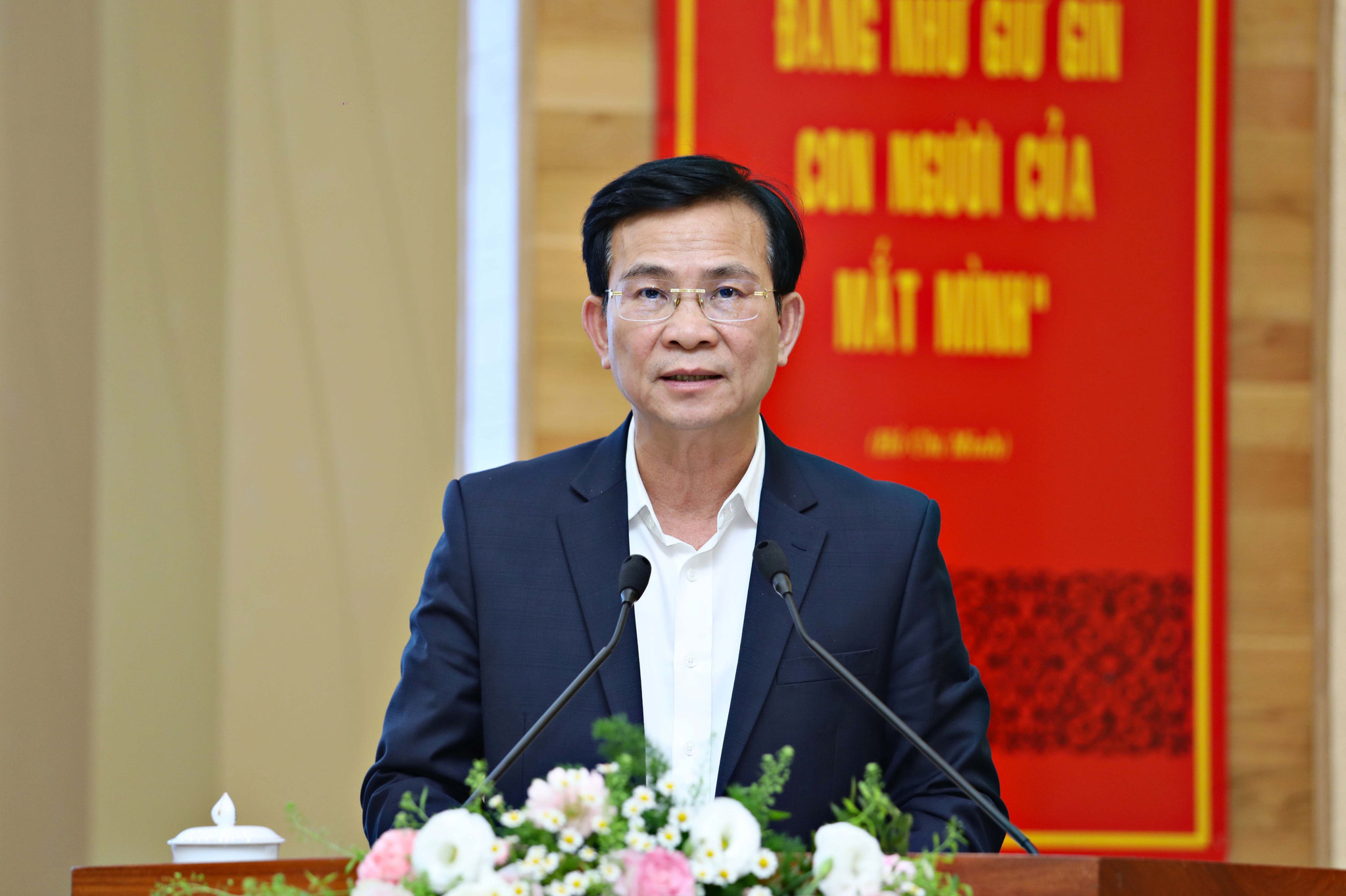 Đồng chí Hồ Văn Mười, Ủy viên Ban Chấp hành Trung ương Đảng, Phó Bí thư Tỉnh ủy, Chủ tịch UBND tỉnh thông qua Tờ trình của Ban Thường vụ Tỉnh ủy và Dự thảo Nghị quyết về phát triển nông nghiệp, nông thôn hiện đại, bền vững đến năm 2030.